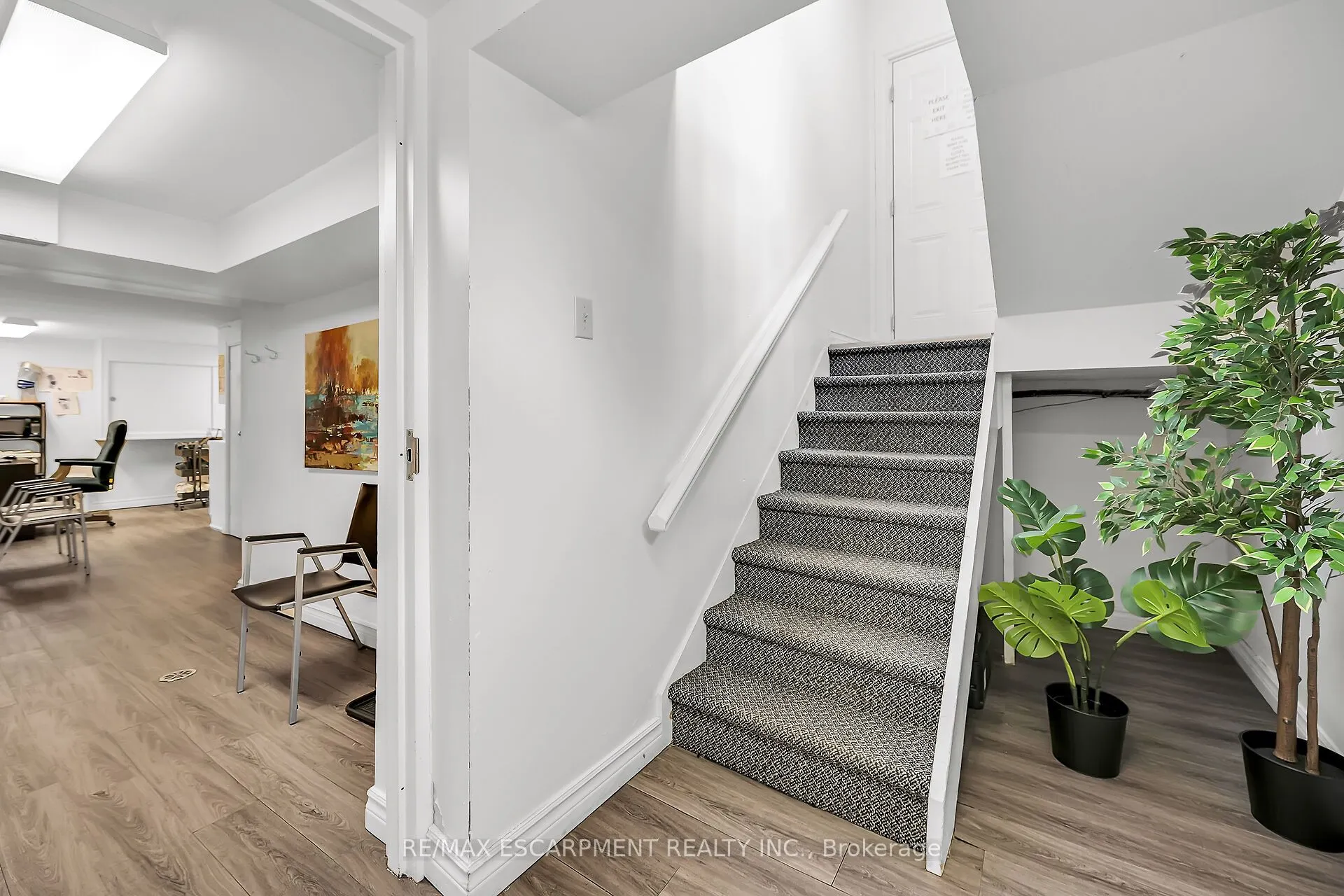 866 MAIN Street E