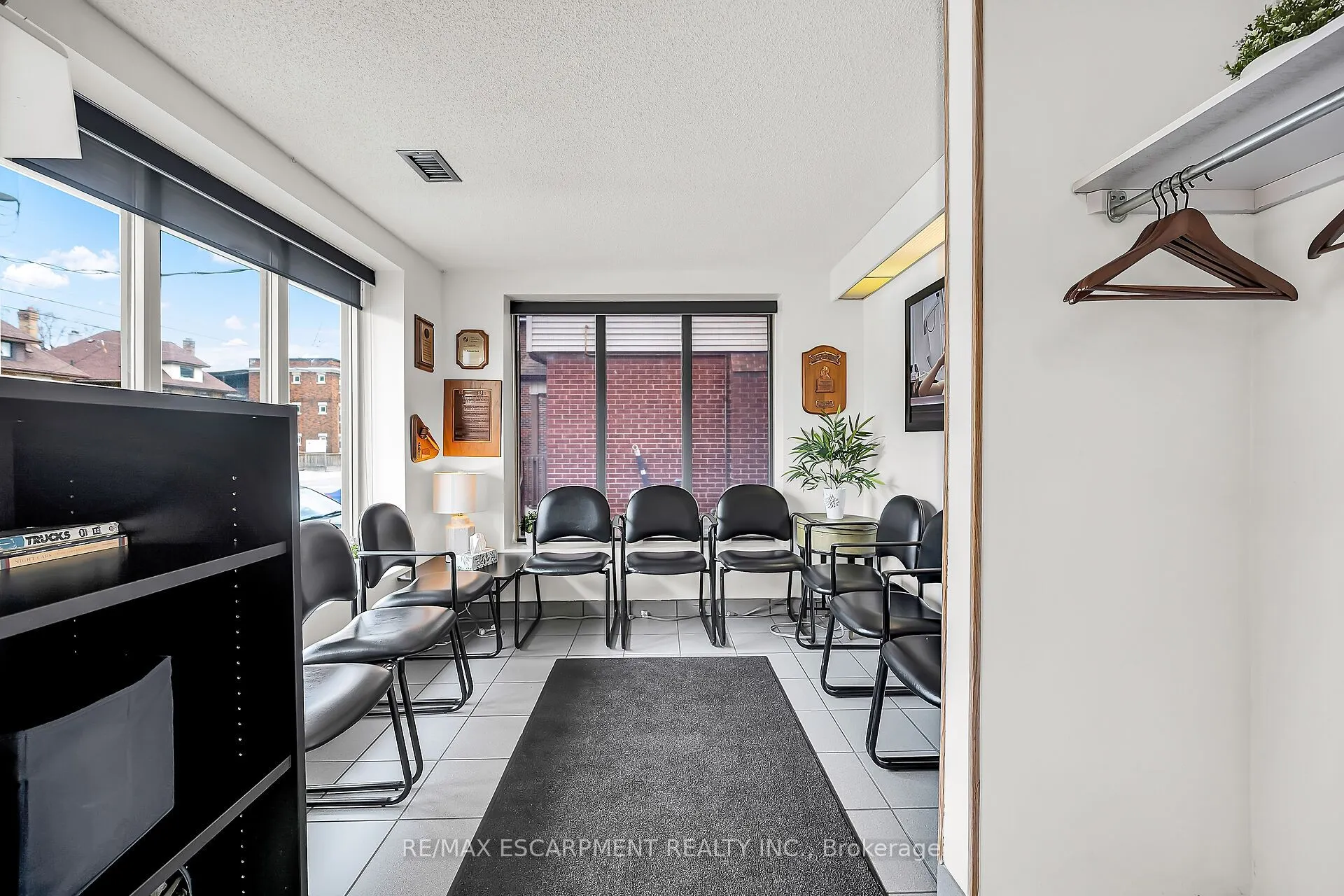 866 MAIN Street E