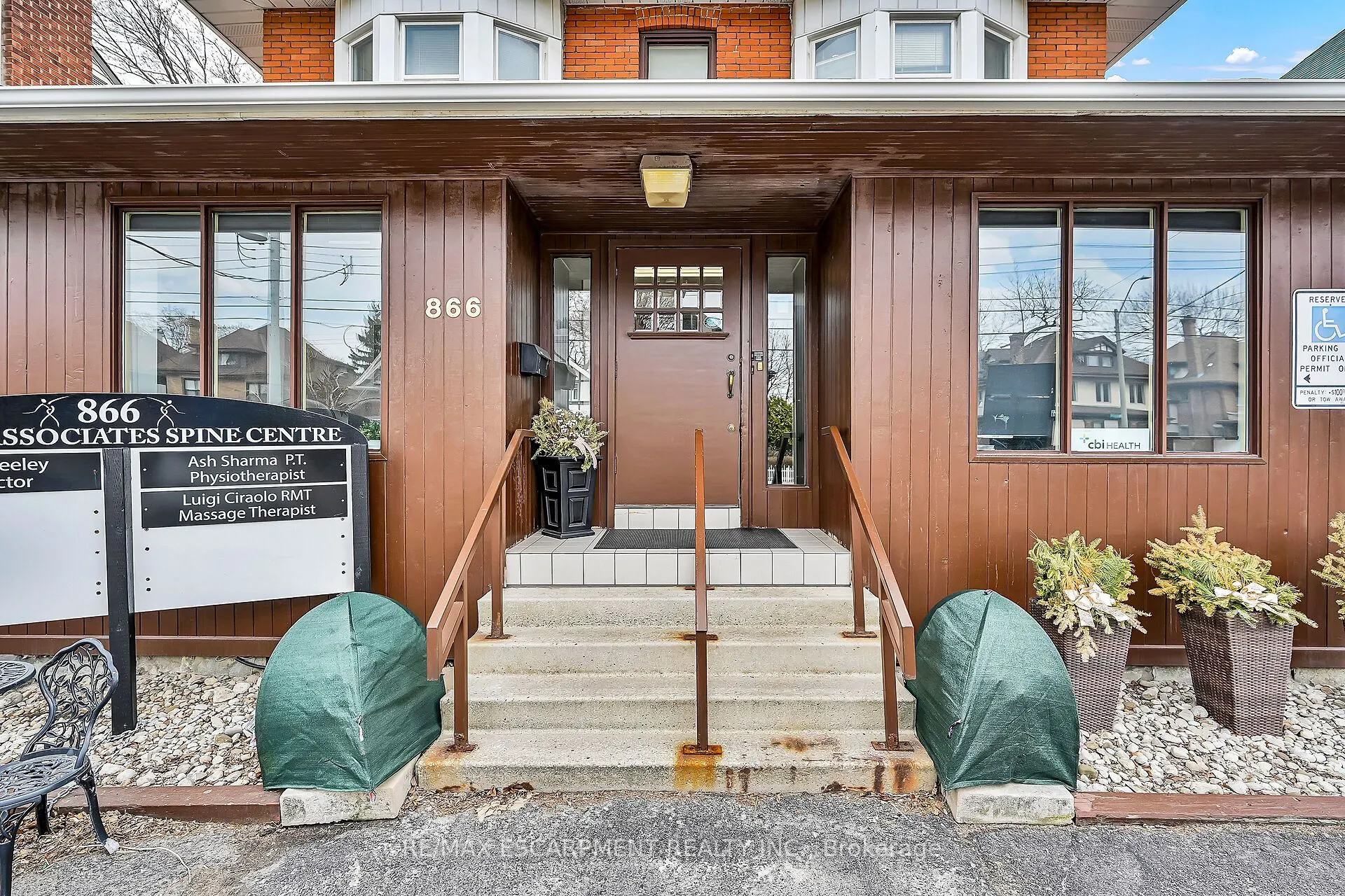 866 MAIN Street E