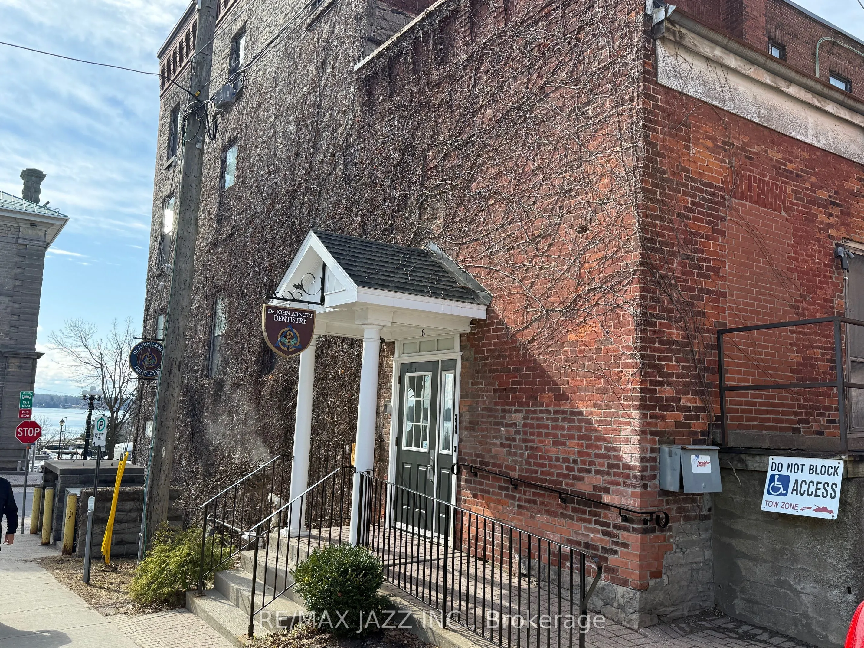 2 King Street W