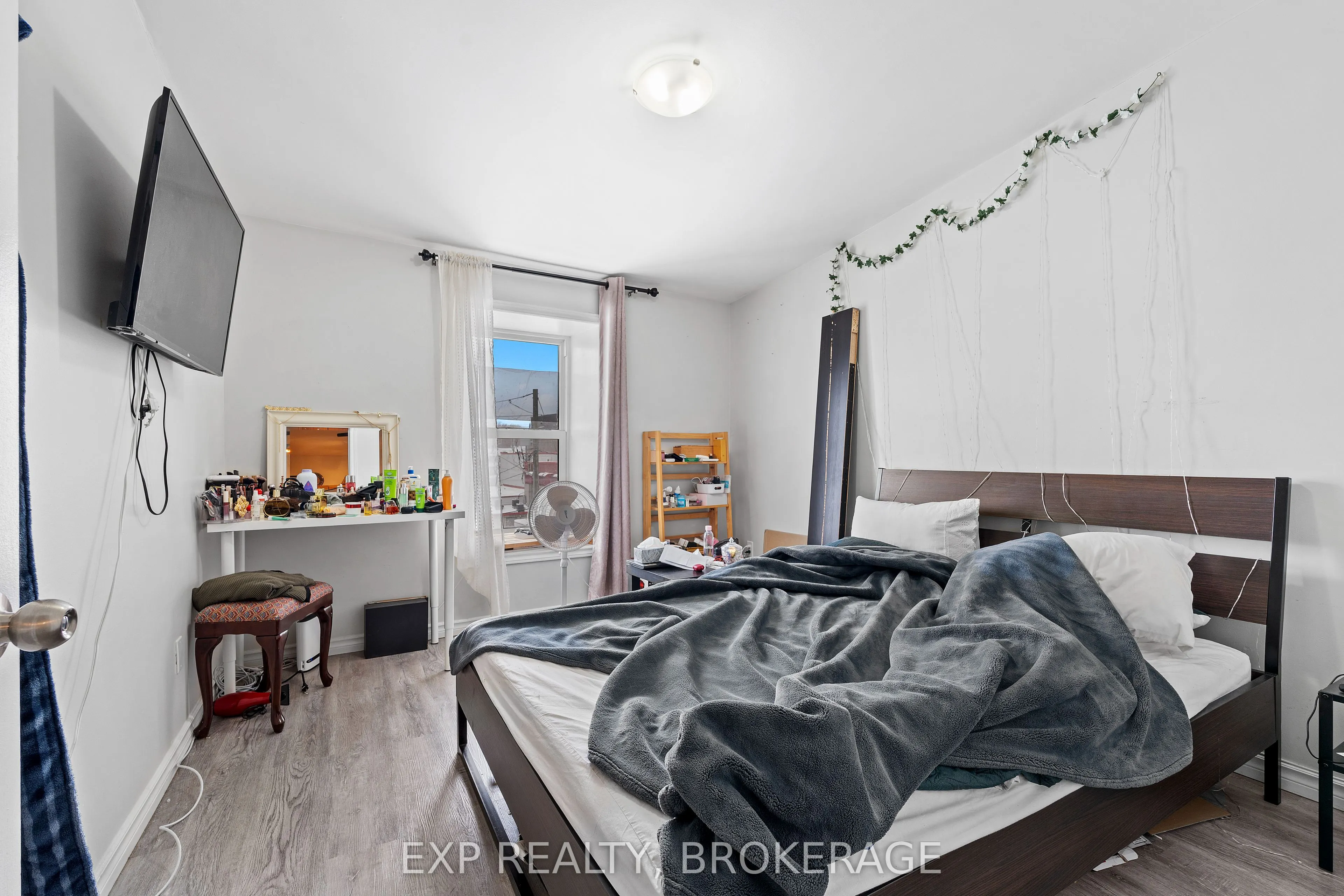 148-150 KING Street W