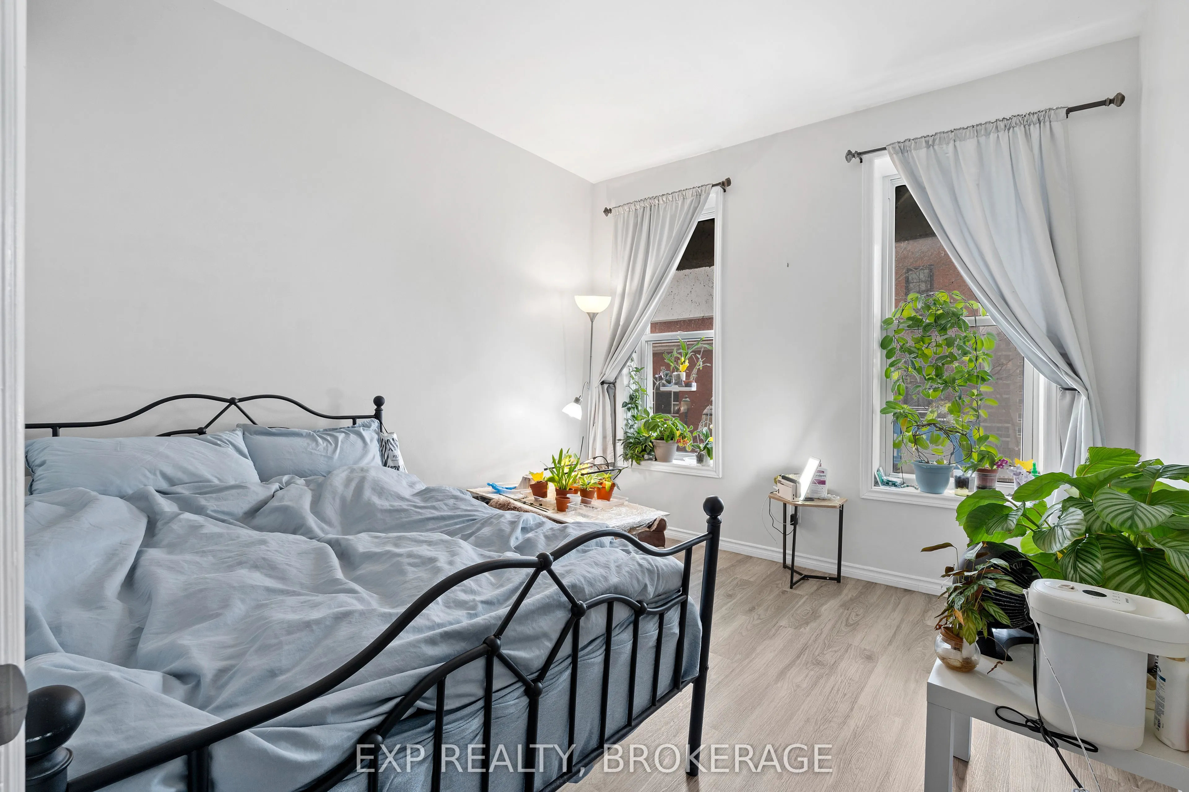 148-150 KING Street W