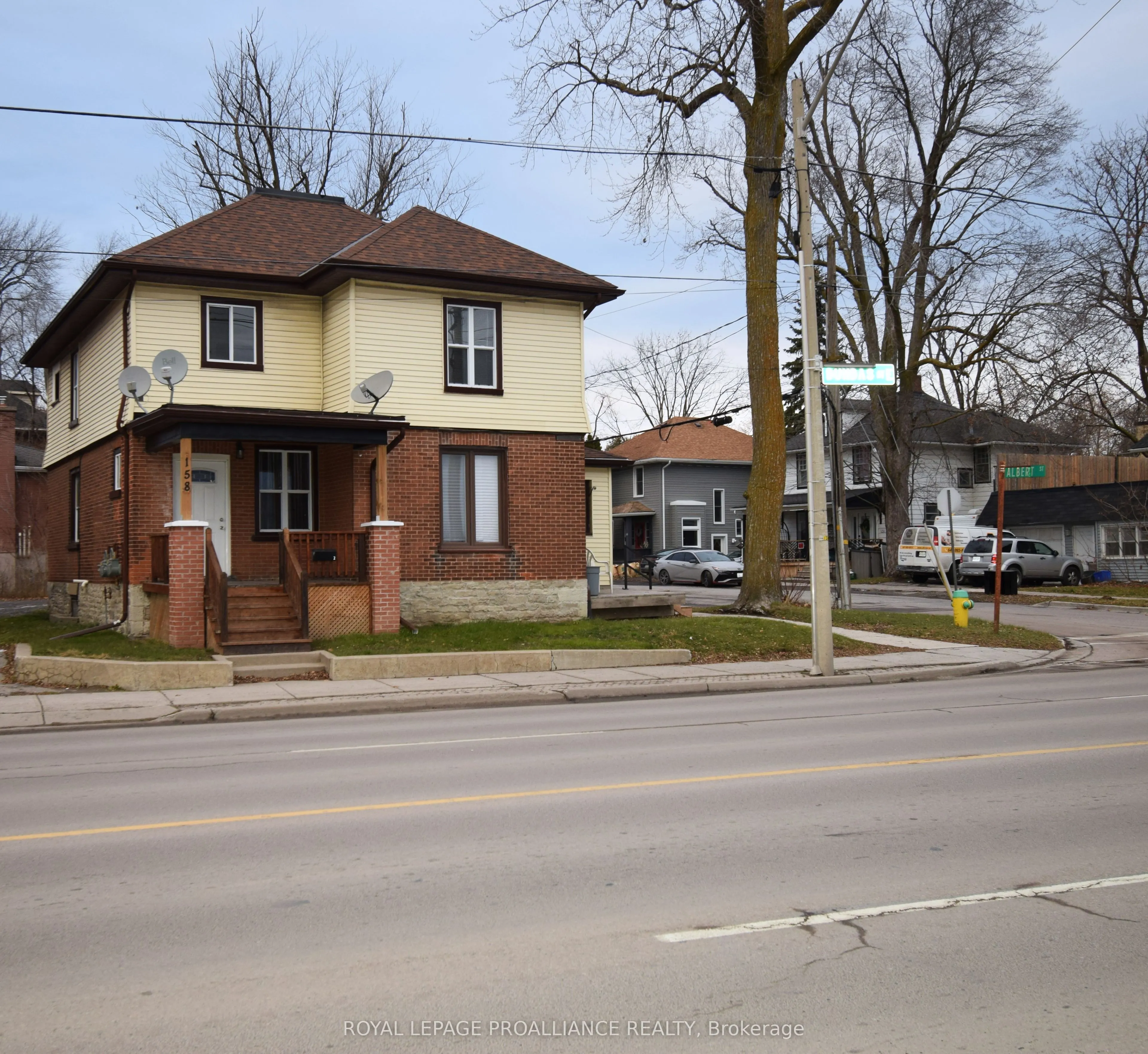 158 Dundas Street E
