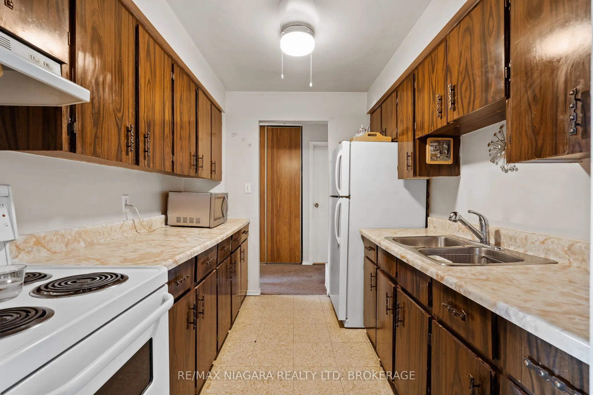 72 Main Street E, #323