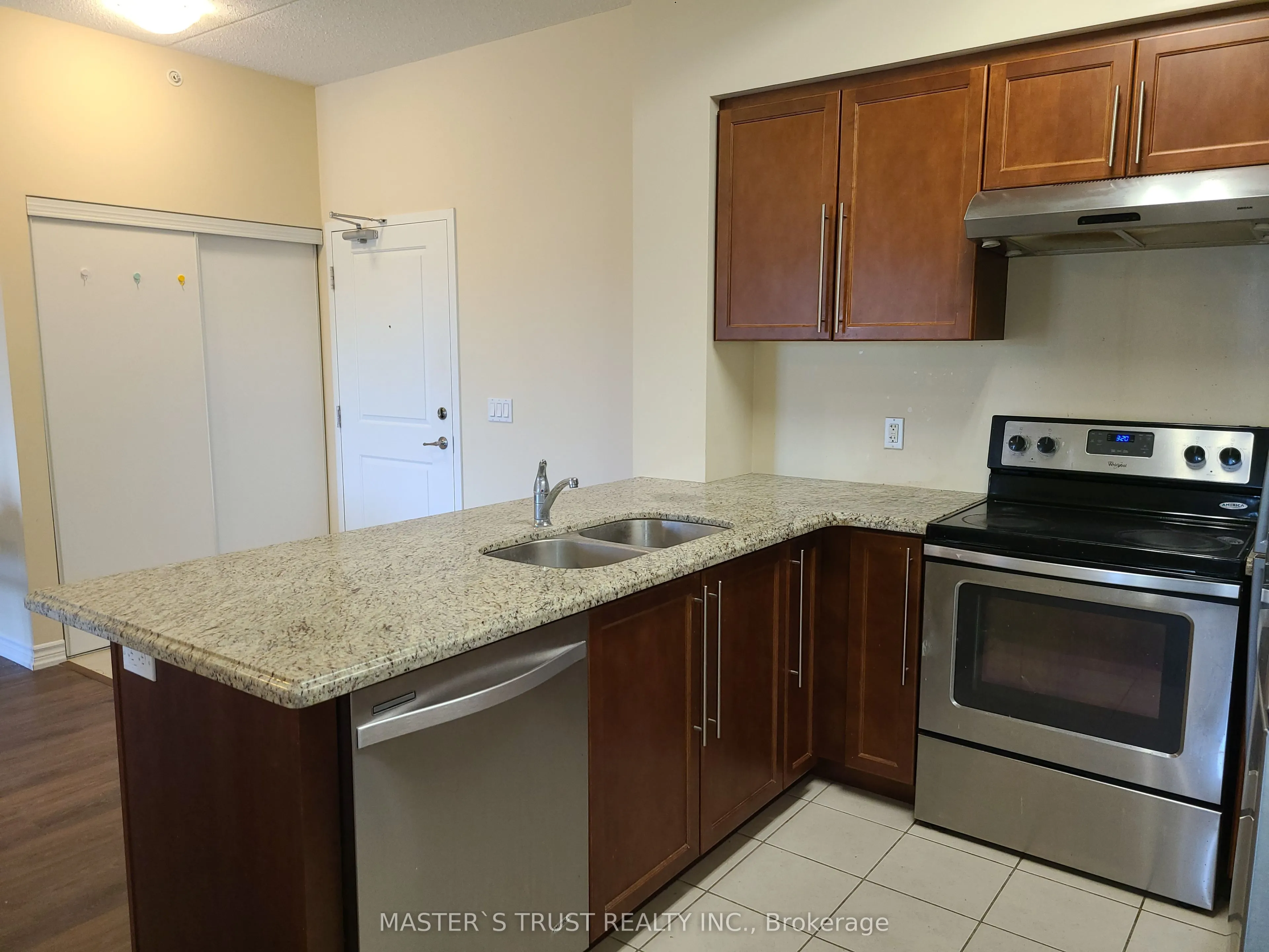 1077 Gordon Street, #323