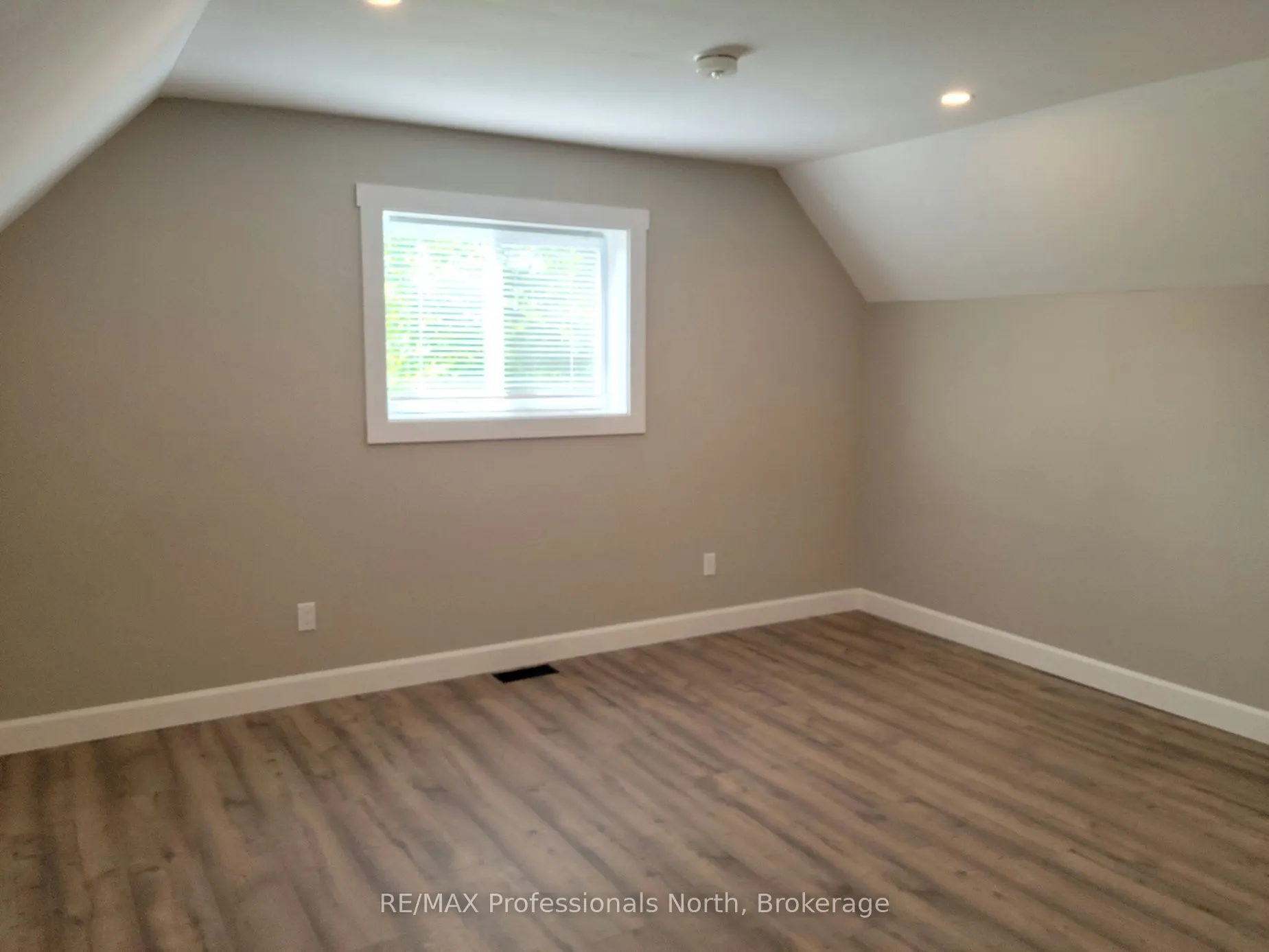 187 MAIN Street W