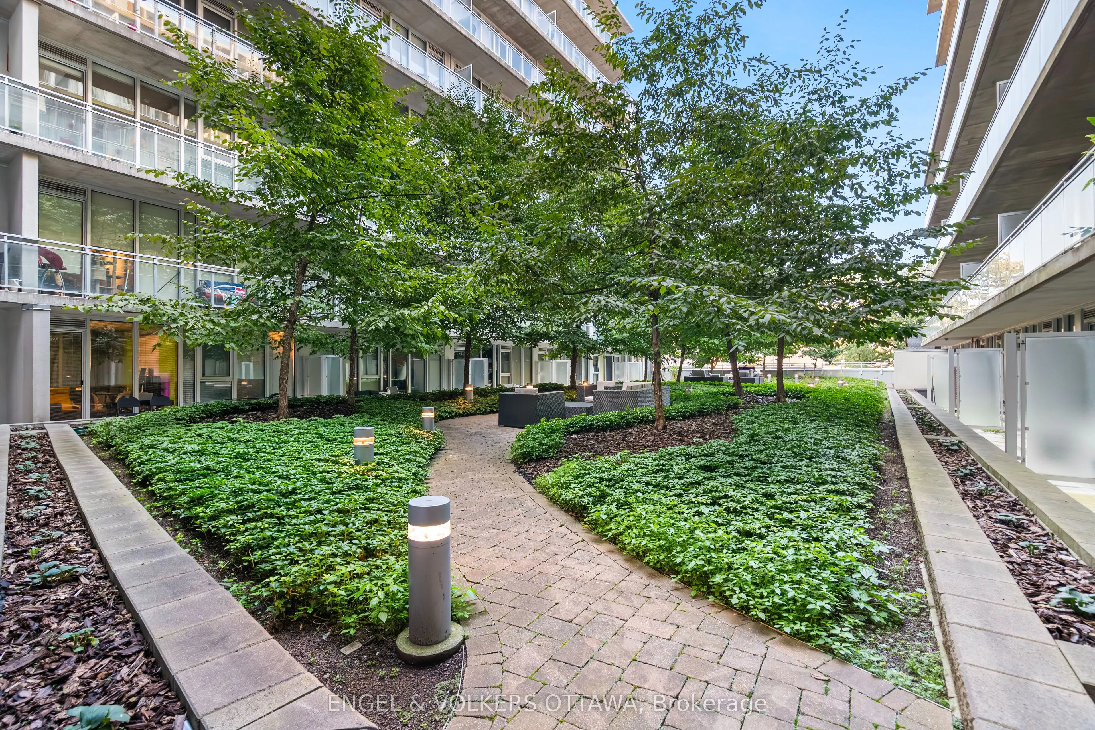 354 GLADSTONE Avenue #205