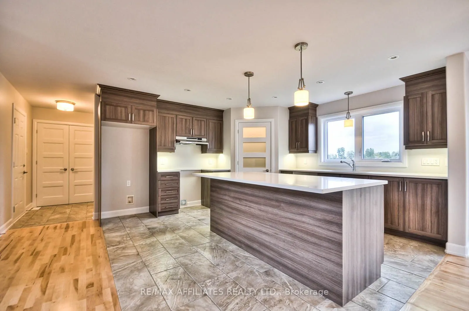 619 Geneva Crescent