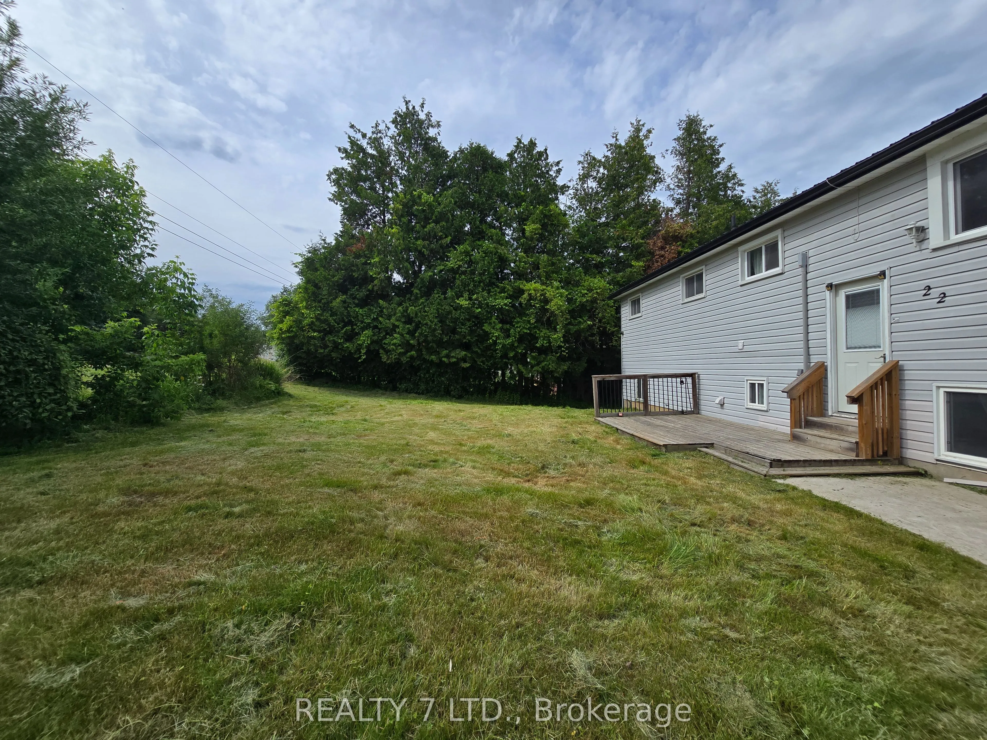 22 LAWRENCE Street N