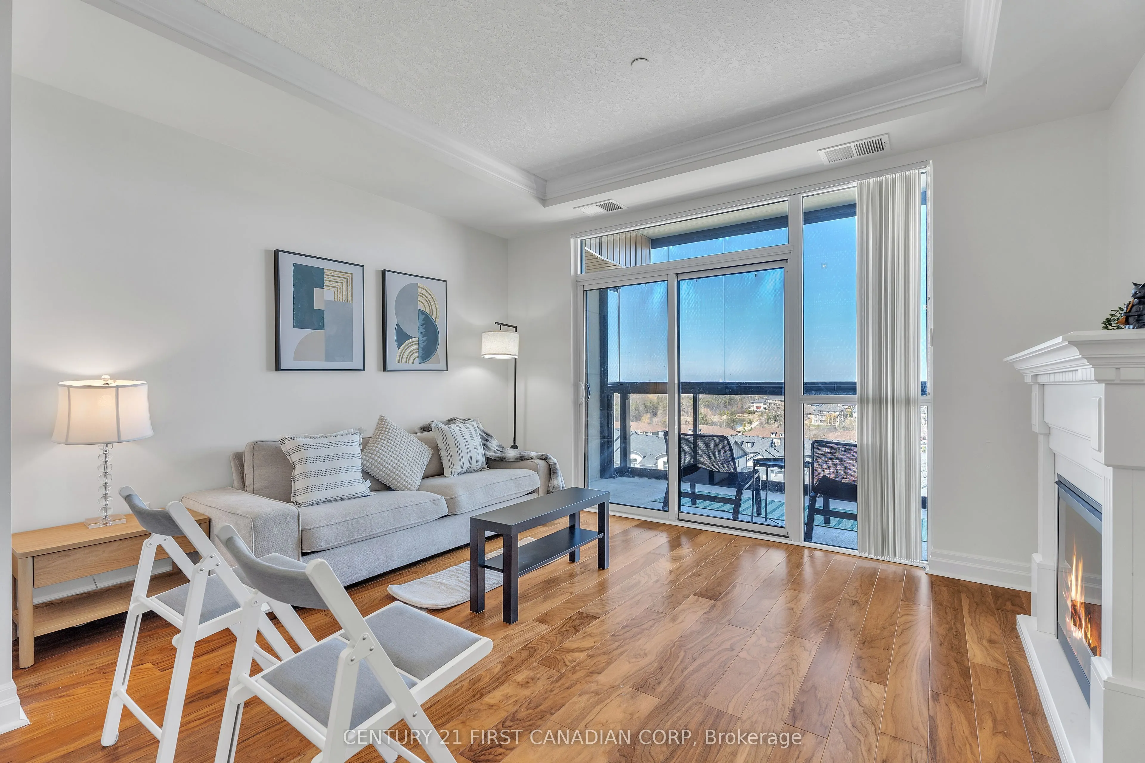 240 Villagewalk Boulevard #812