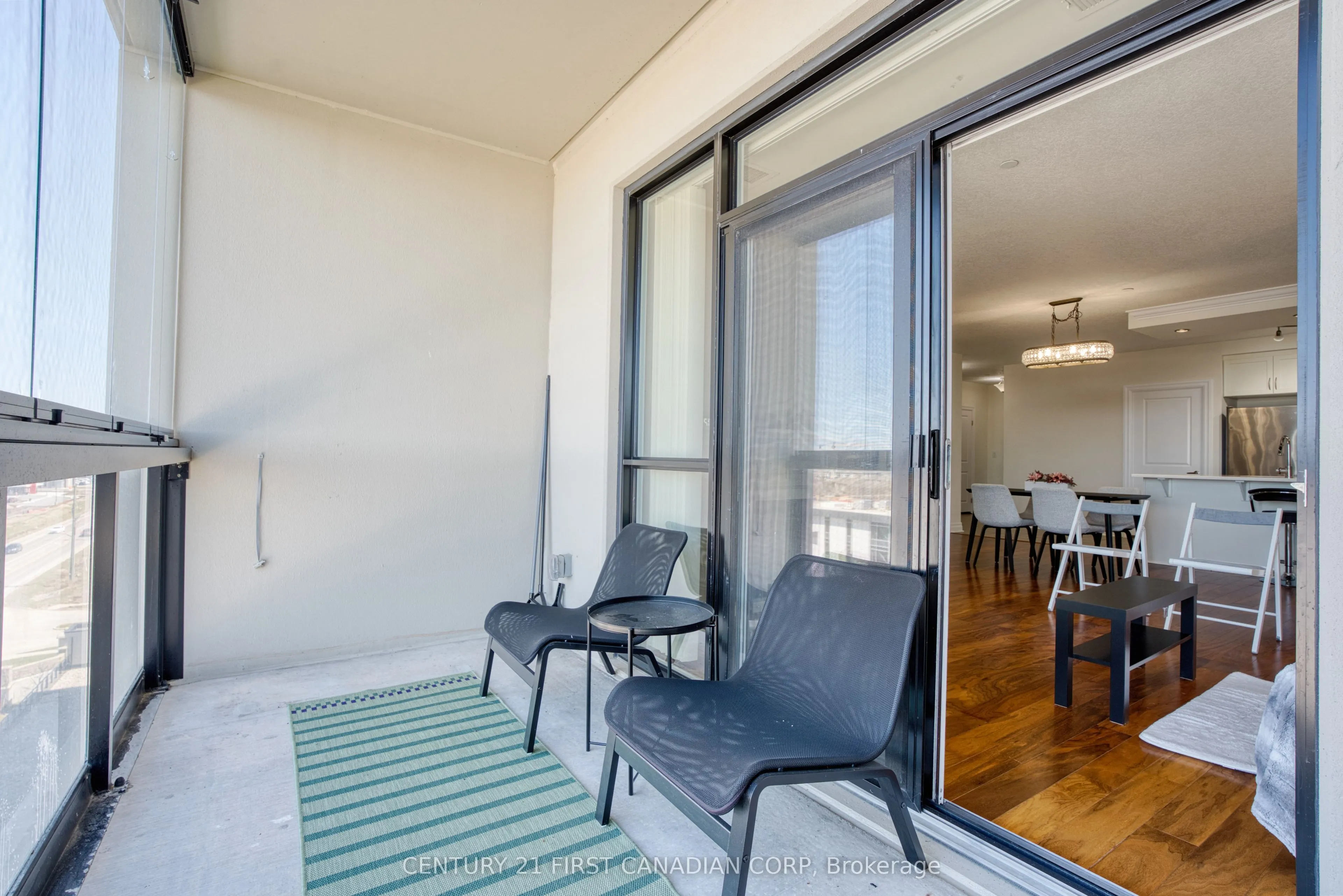 240 Villagewalk Boulevard #812