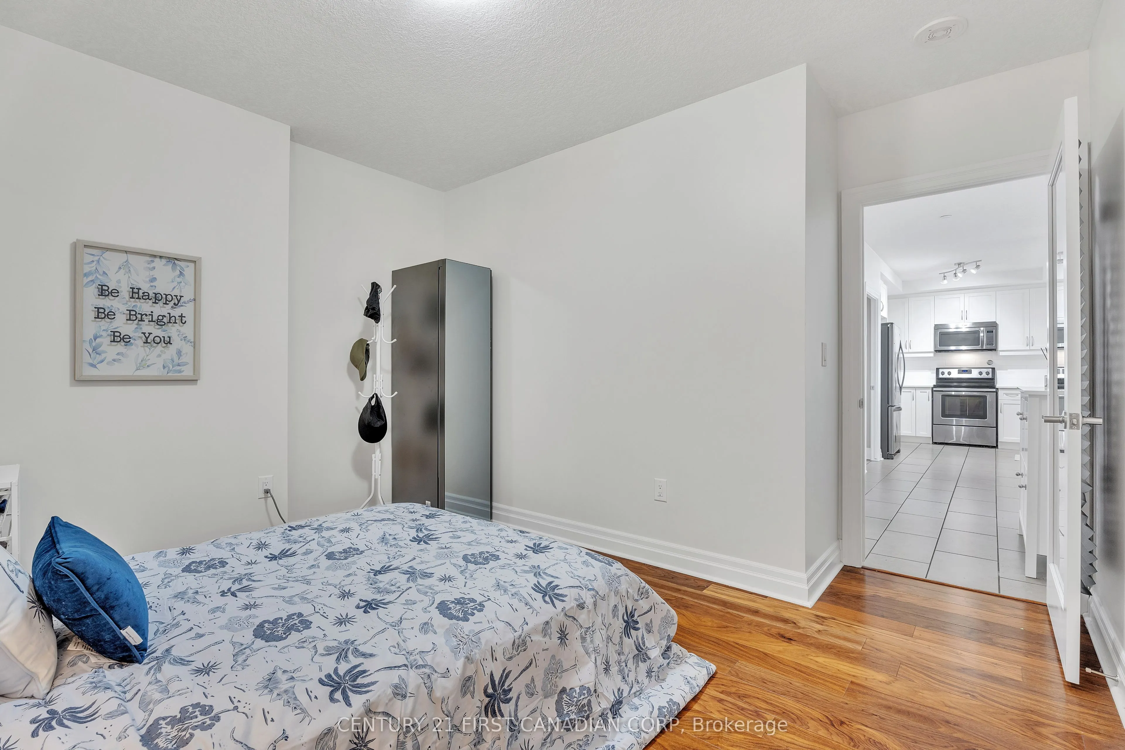 240 Villagewalk Boulevard #812