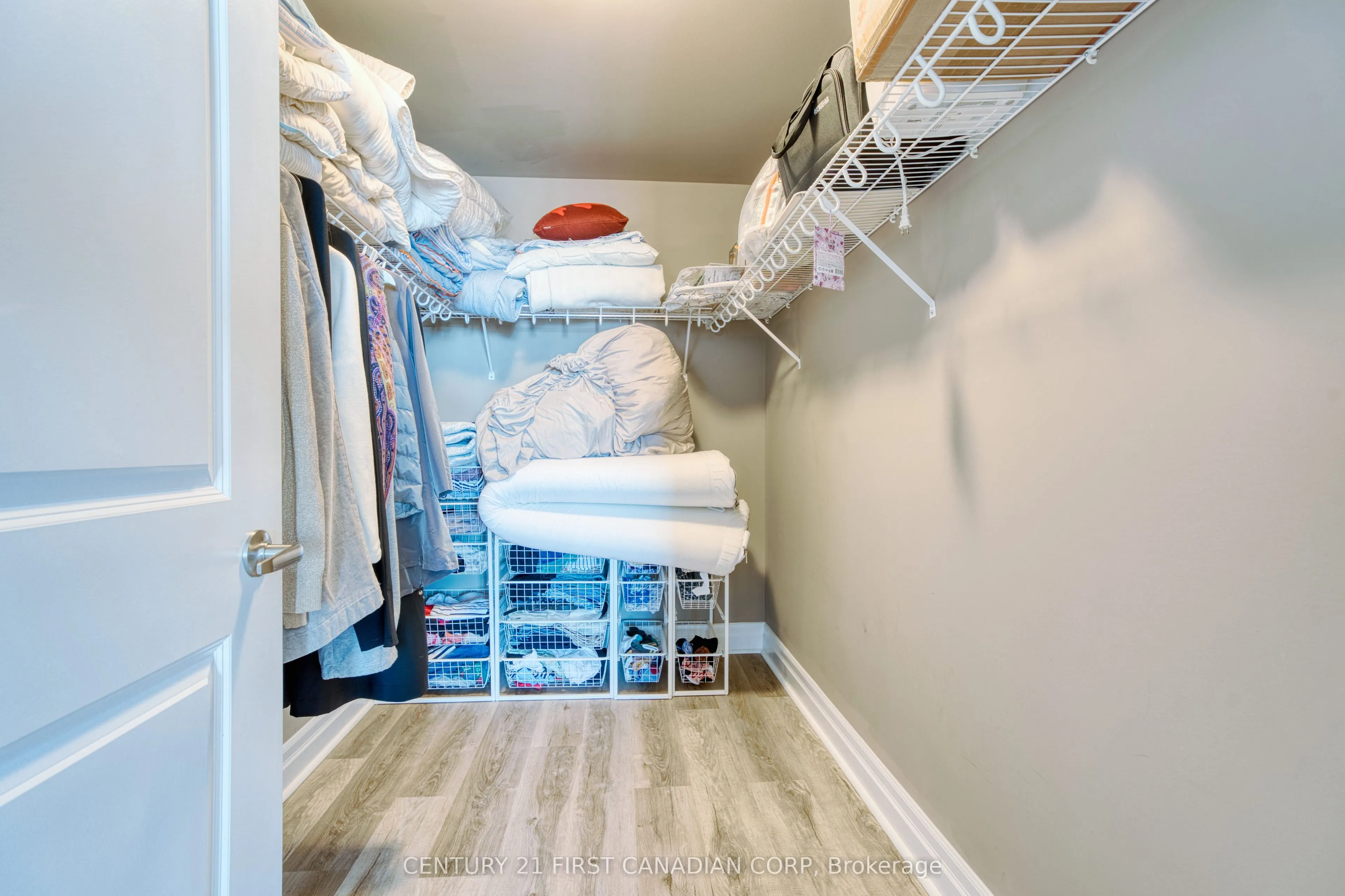 240 Villagewalk Boulevard #812