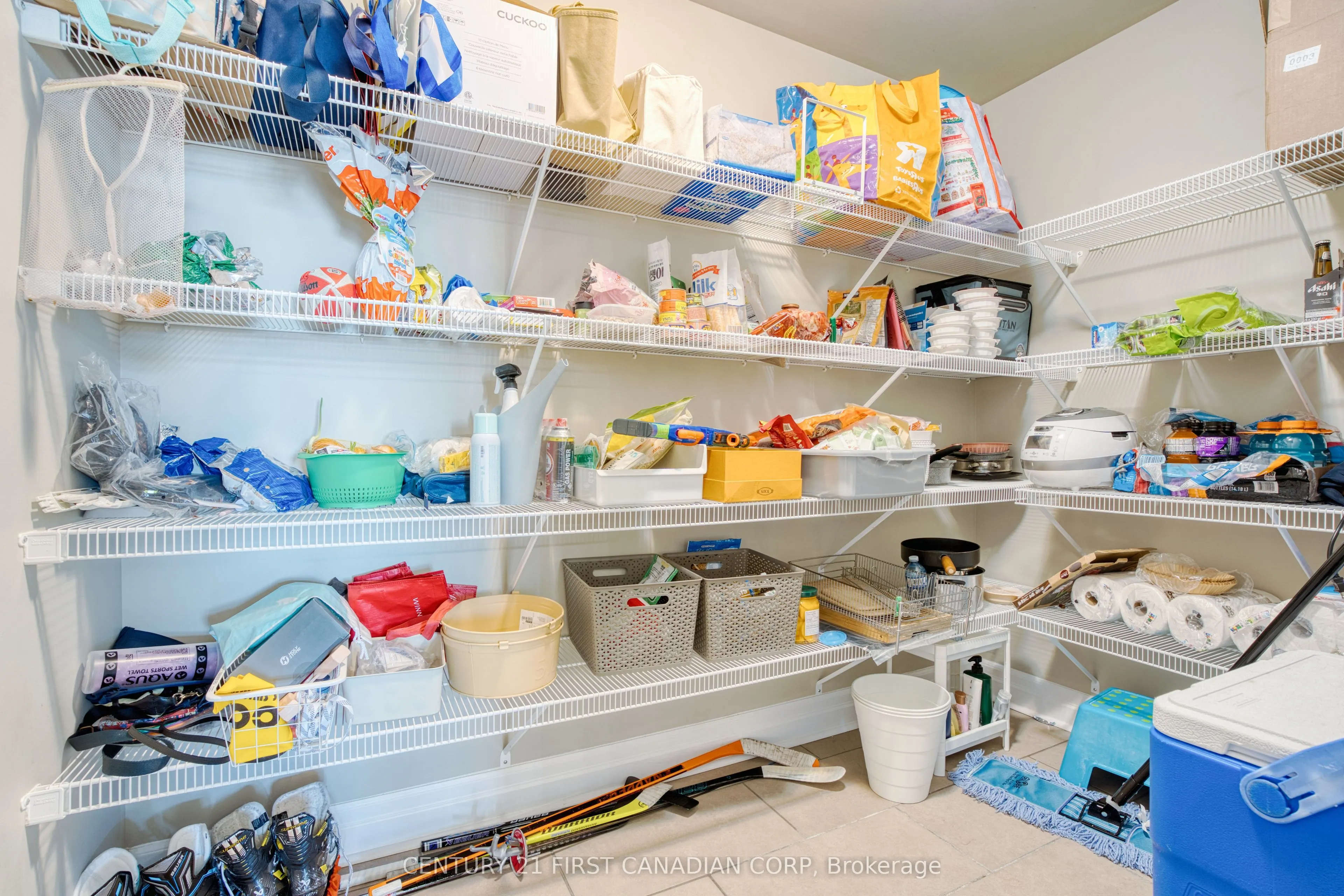 240 Villagewalk Boulevard #812