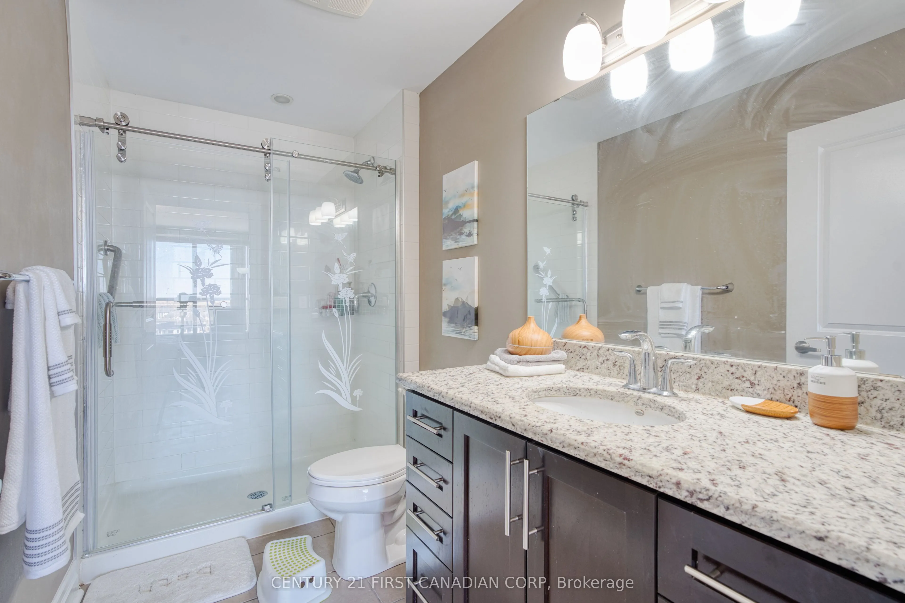 240 Villagewalk Boulevard #812