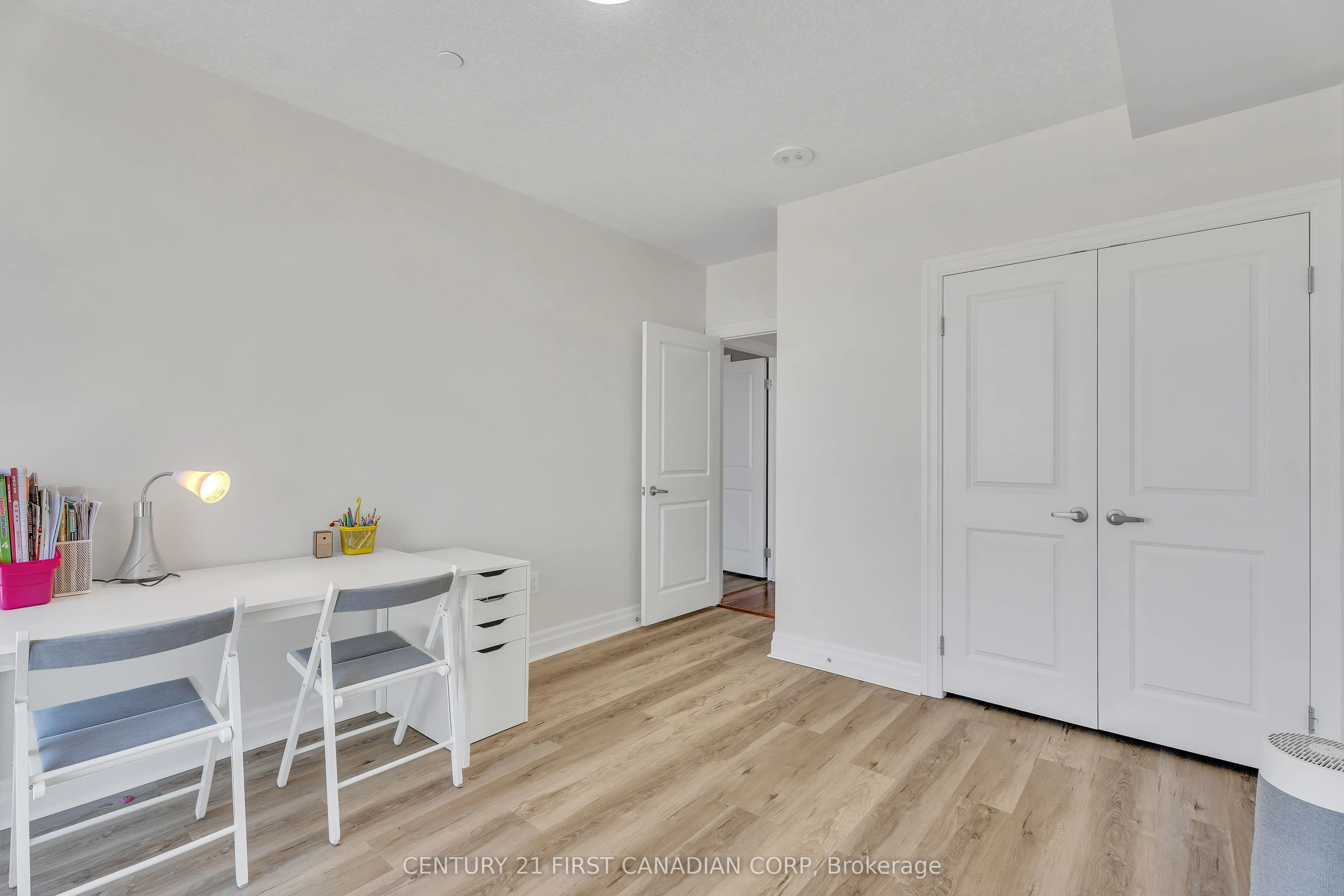 240 Villagewalk Boulevard #812