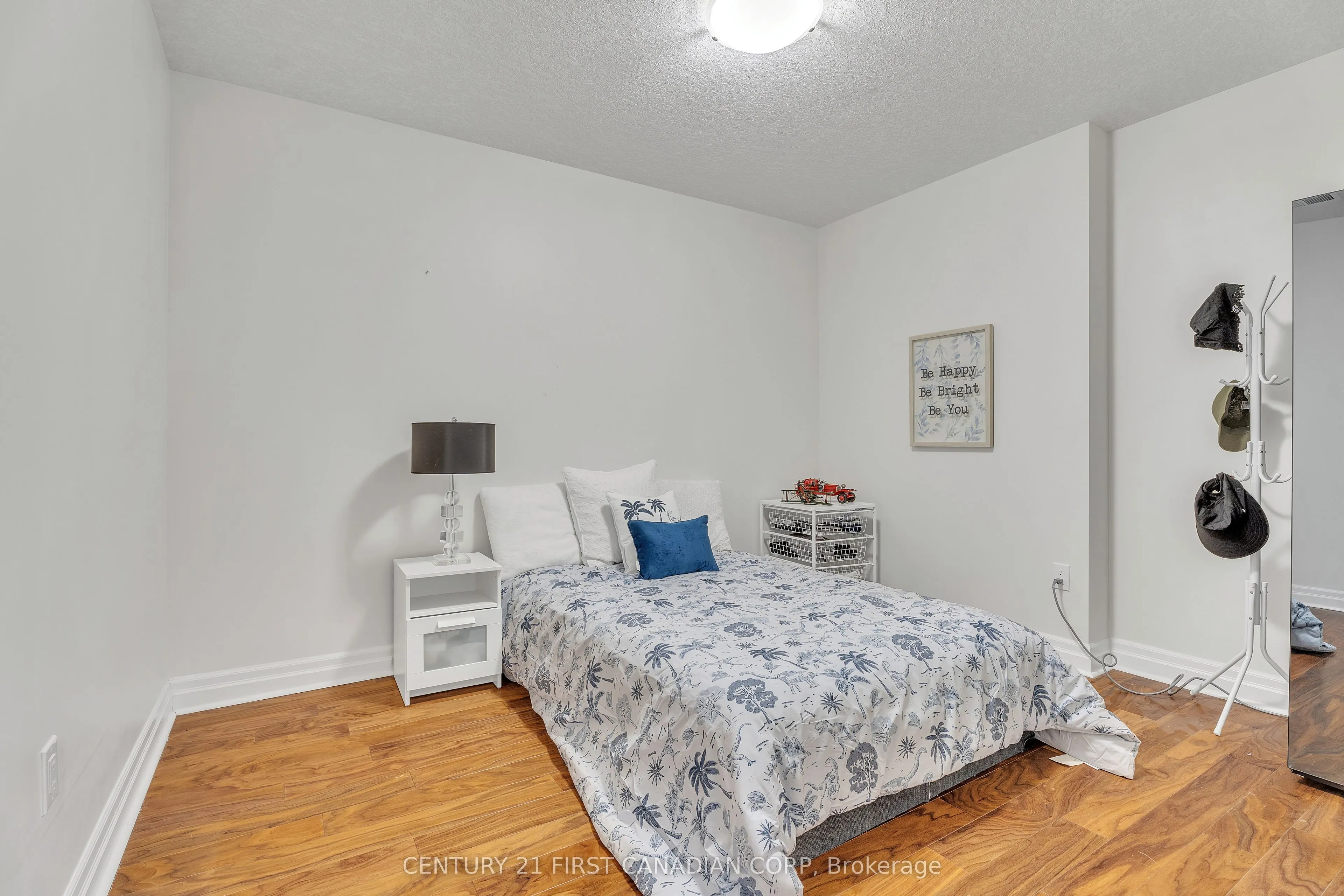 240 Villagewalk Boulevard #812