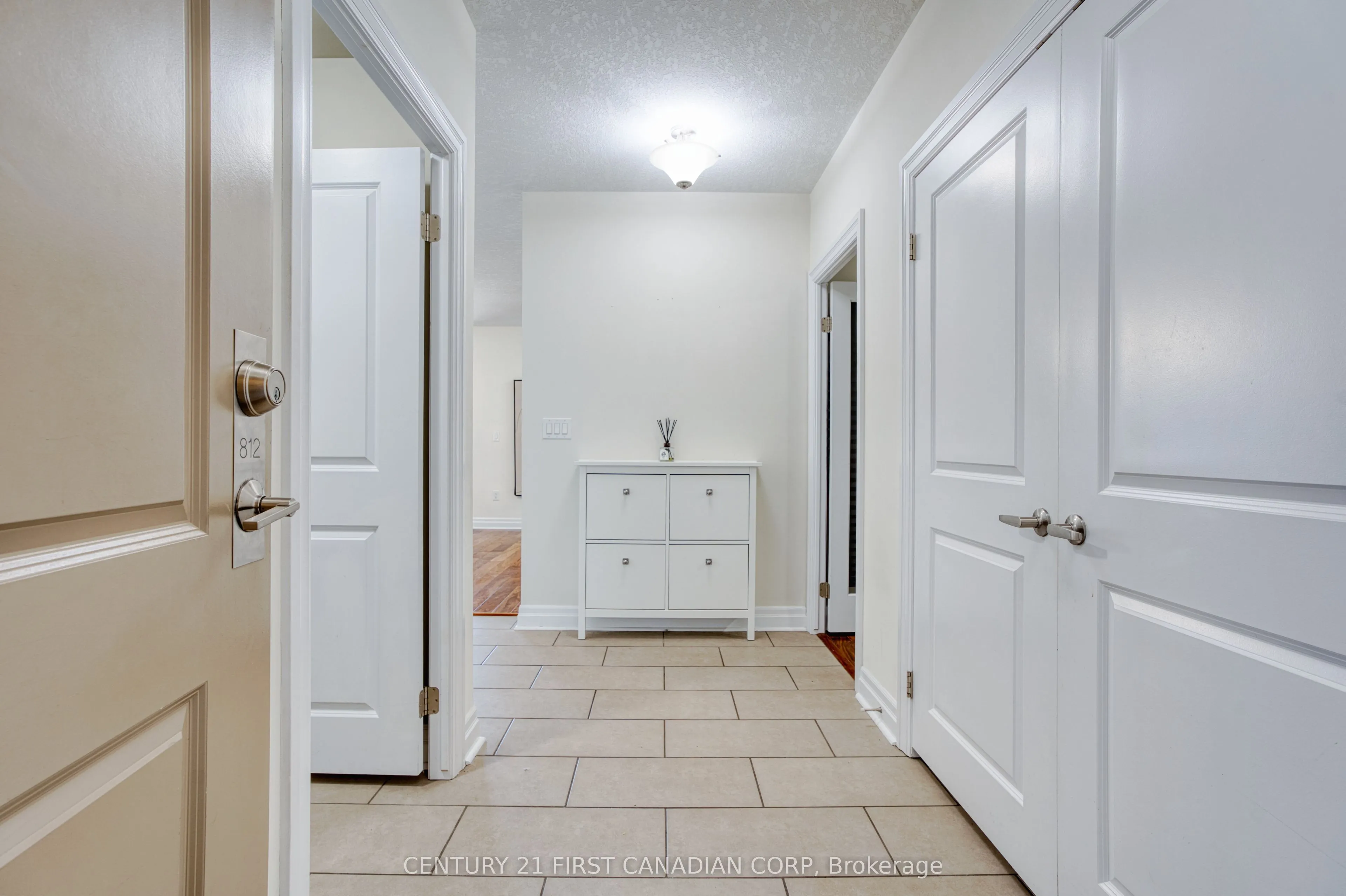 240 Villagewalk Boulevard #812