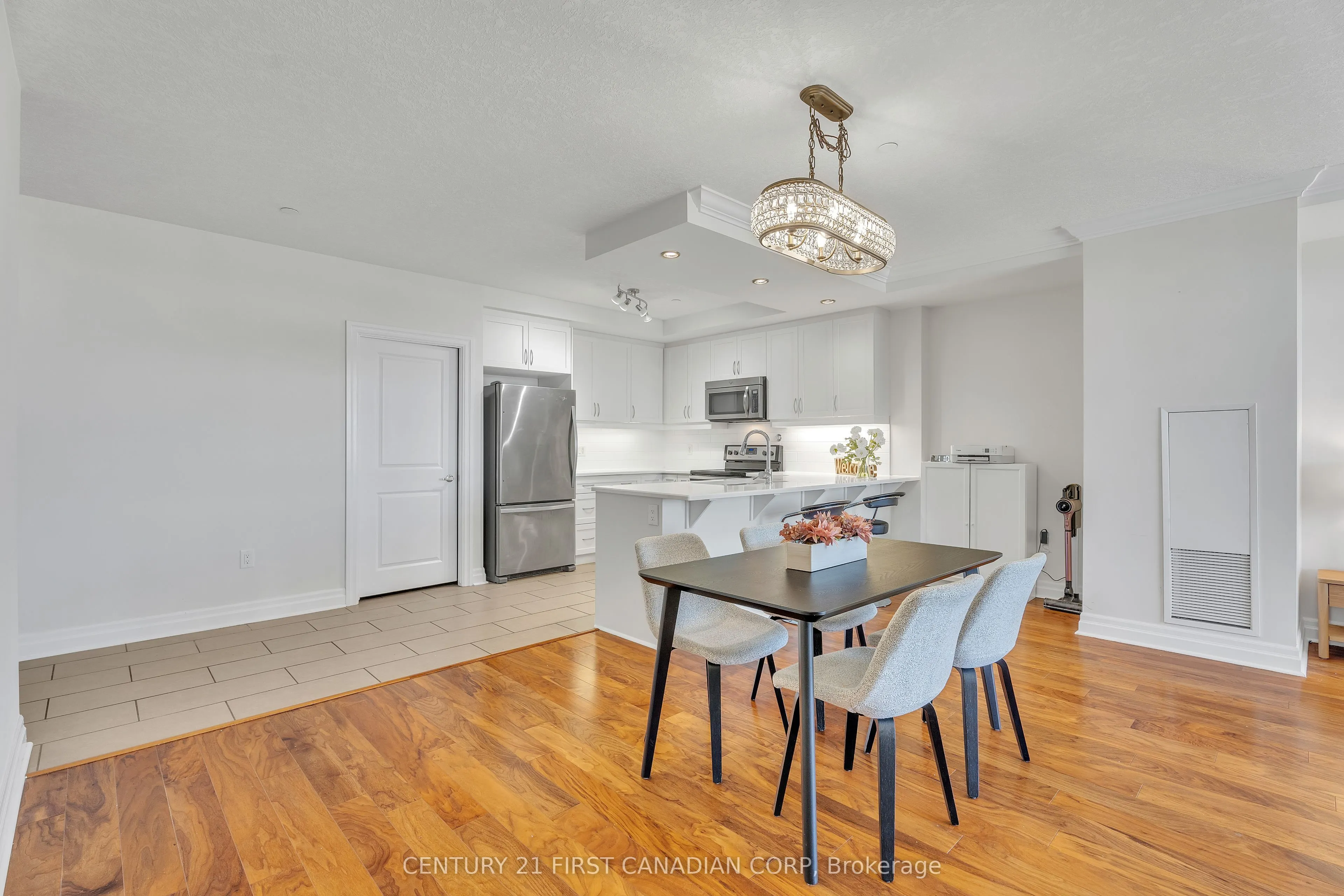 240 Villagewalk Boulevard #812