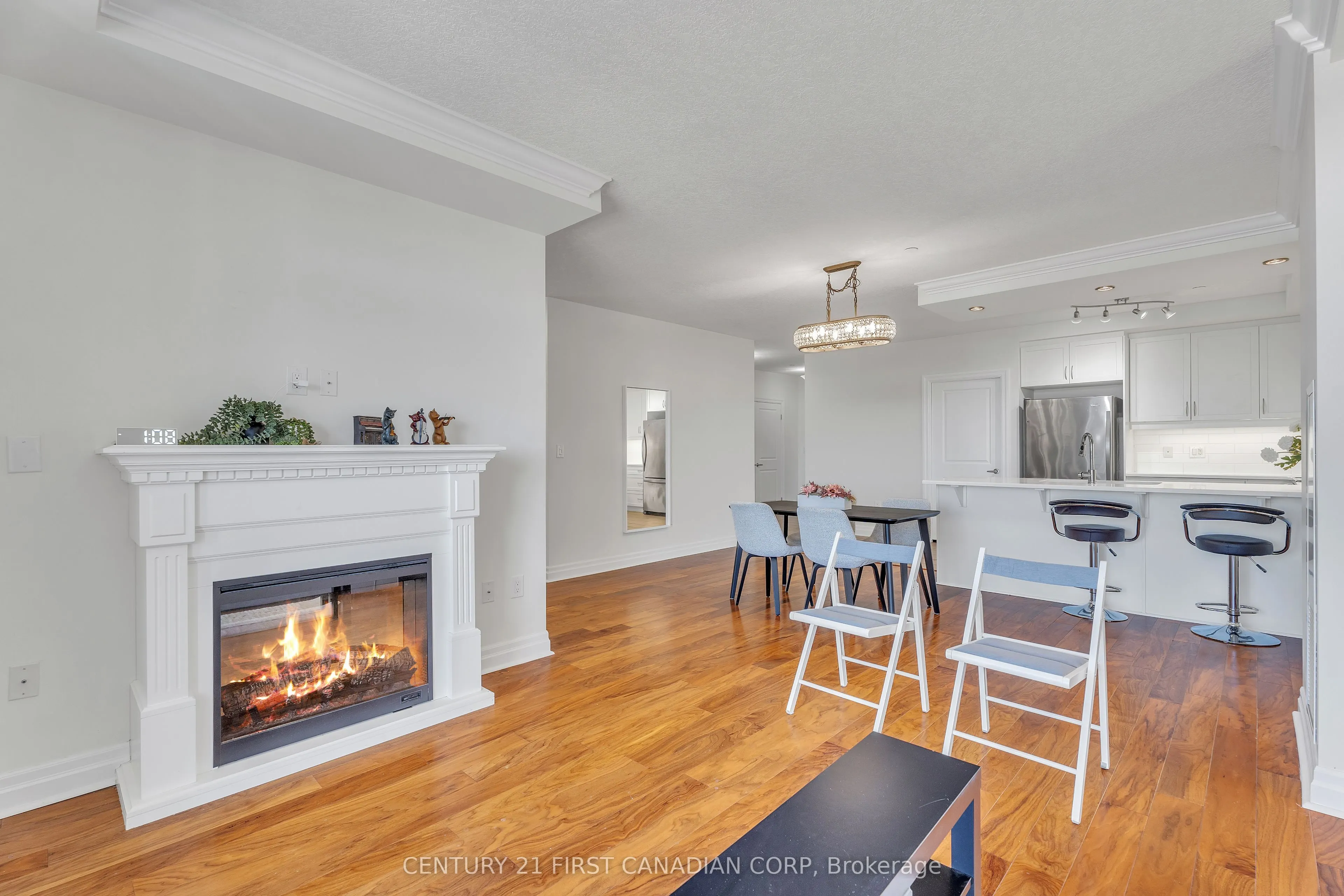 240 Villagewalk Boulevard #812