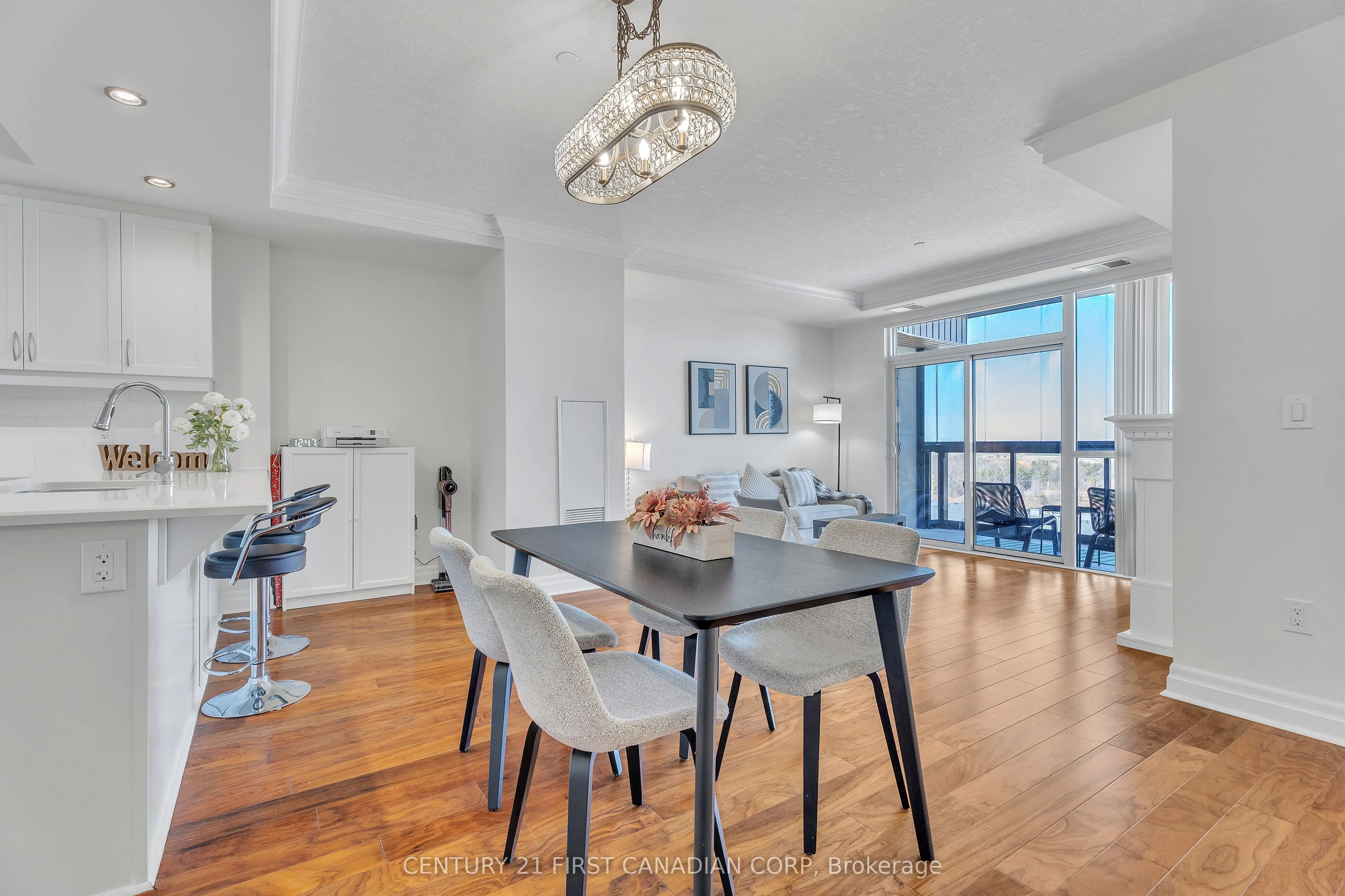 240 Villagewalk Boulevard #812