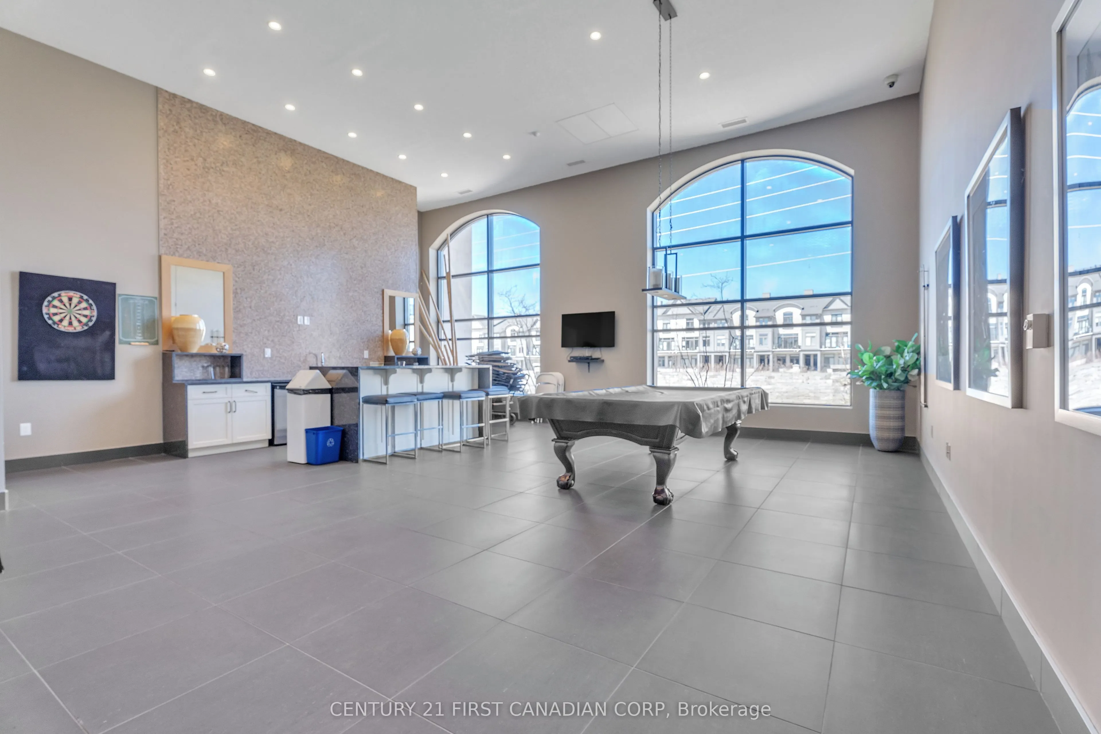 240 Villagewalk Boulevard #812