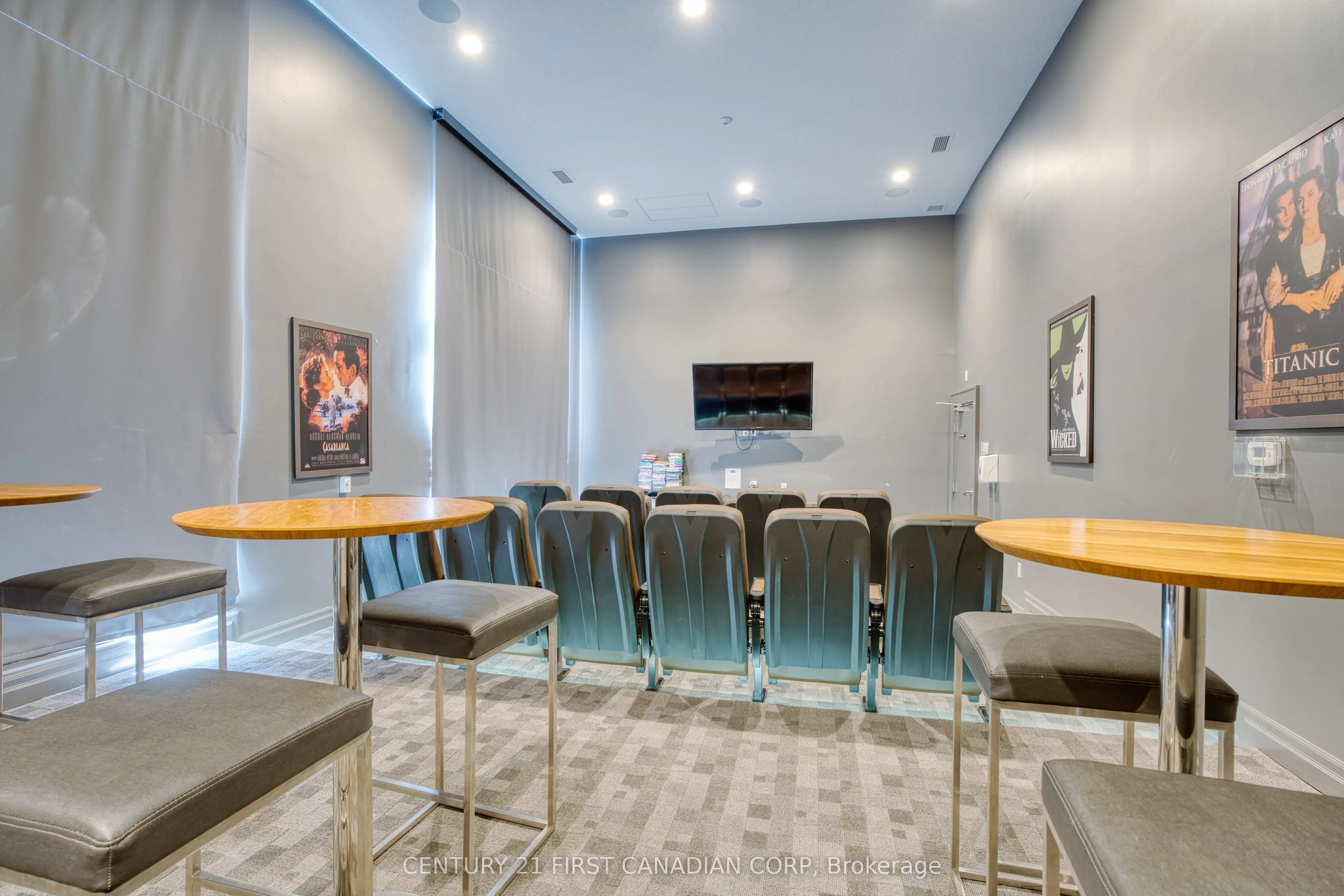 240 Villagewalk Boulevard #812