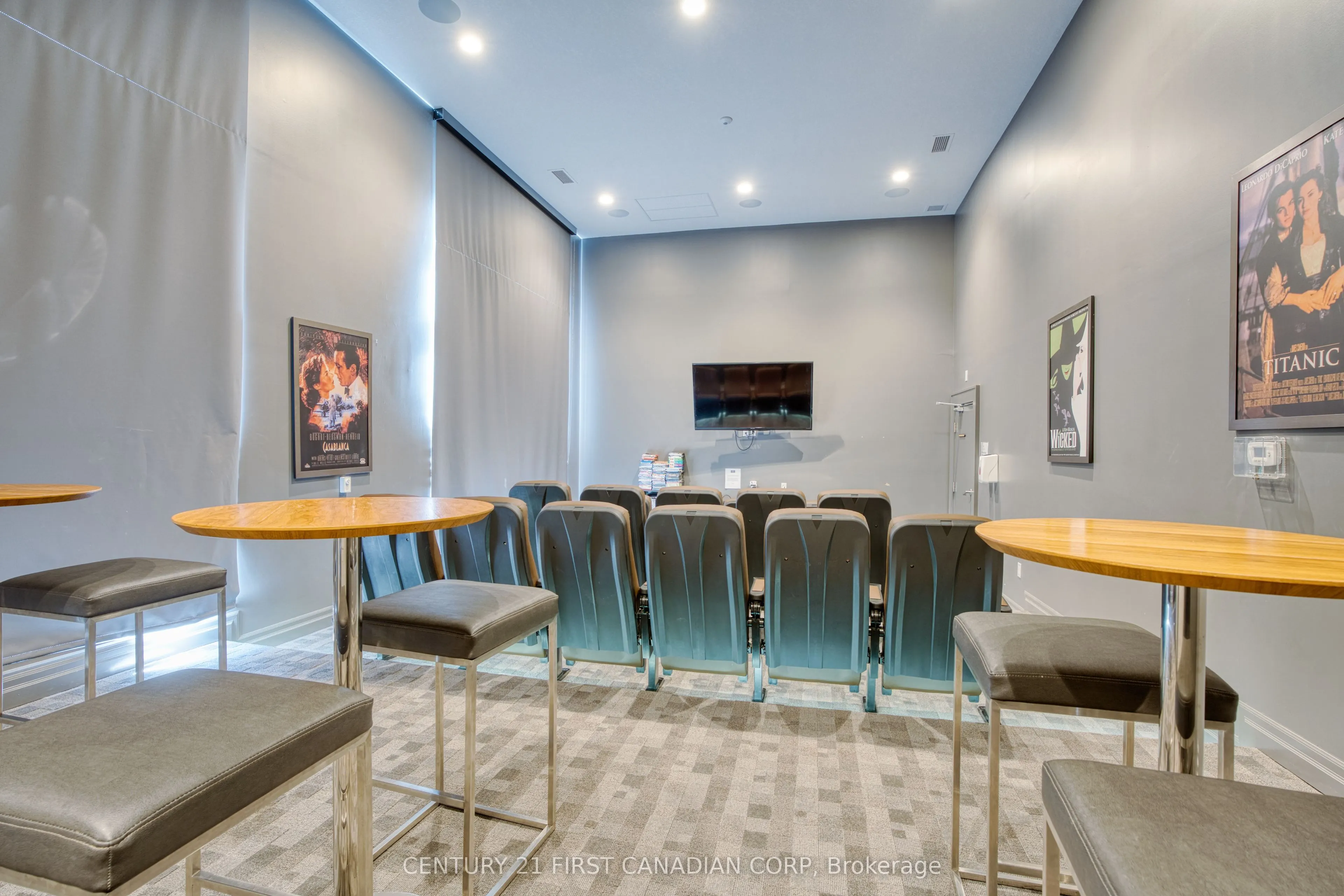 240 Villagewalk Boulevard #812