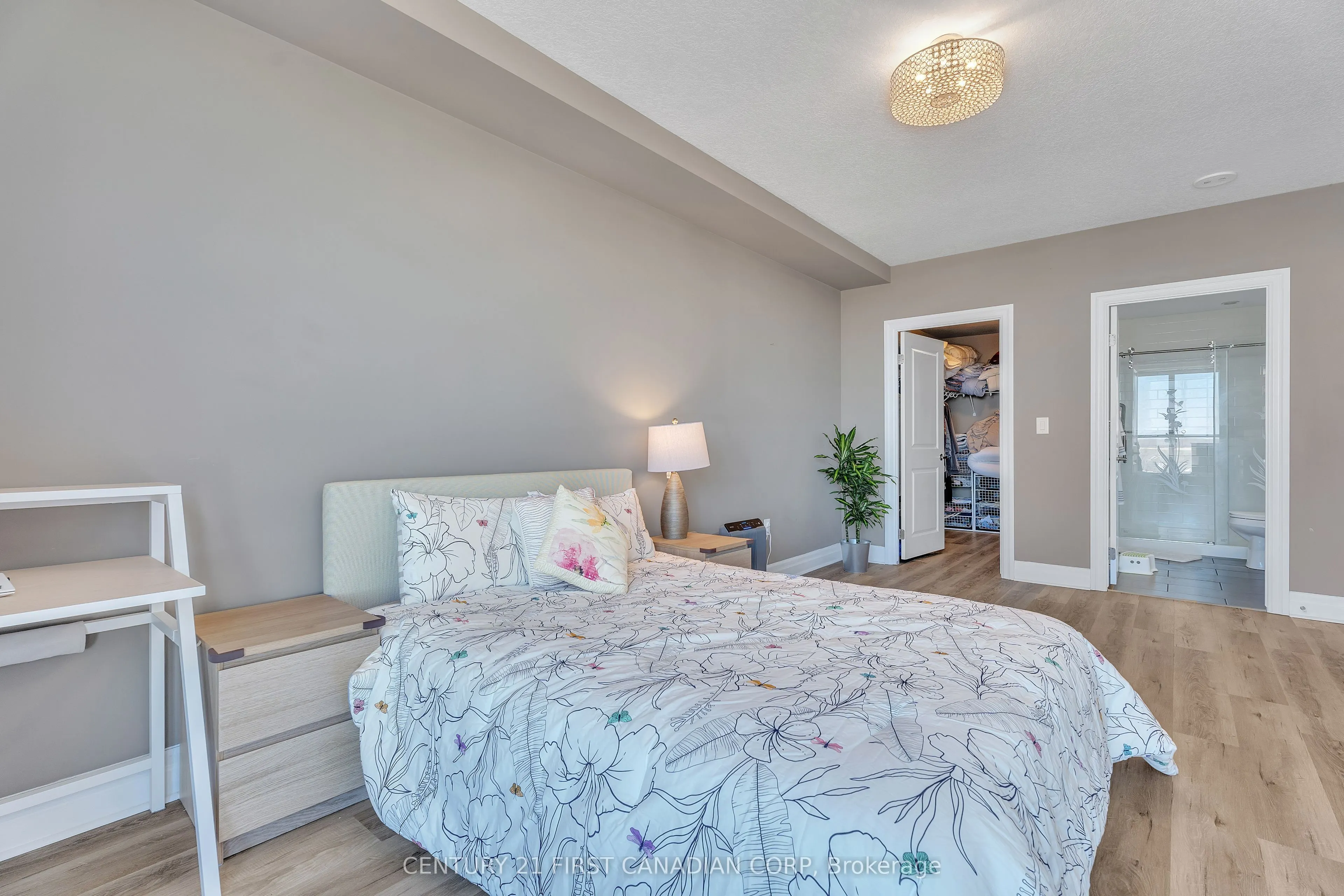 240 Villagewalk Boulevard #812