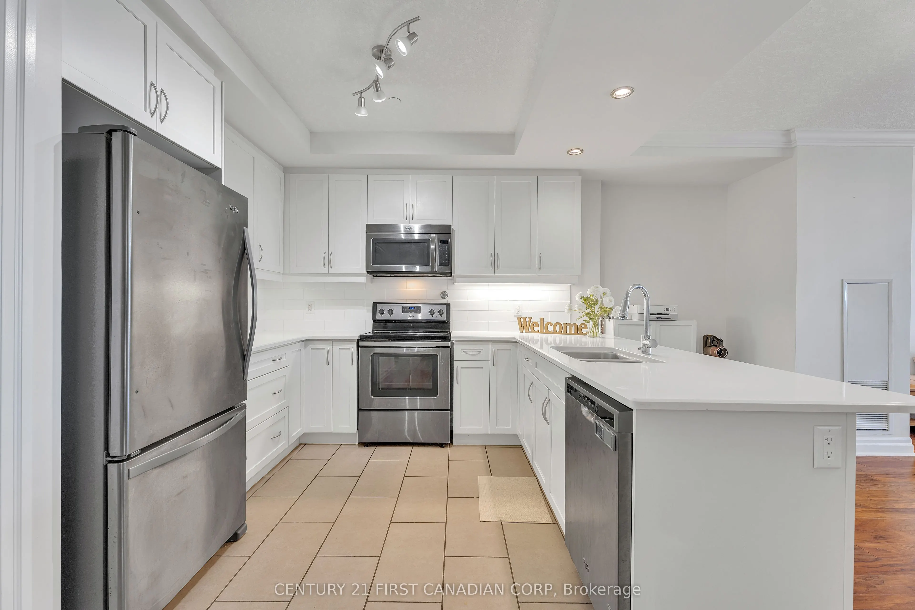240 Villagewalk Boulevard #812