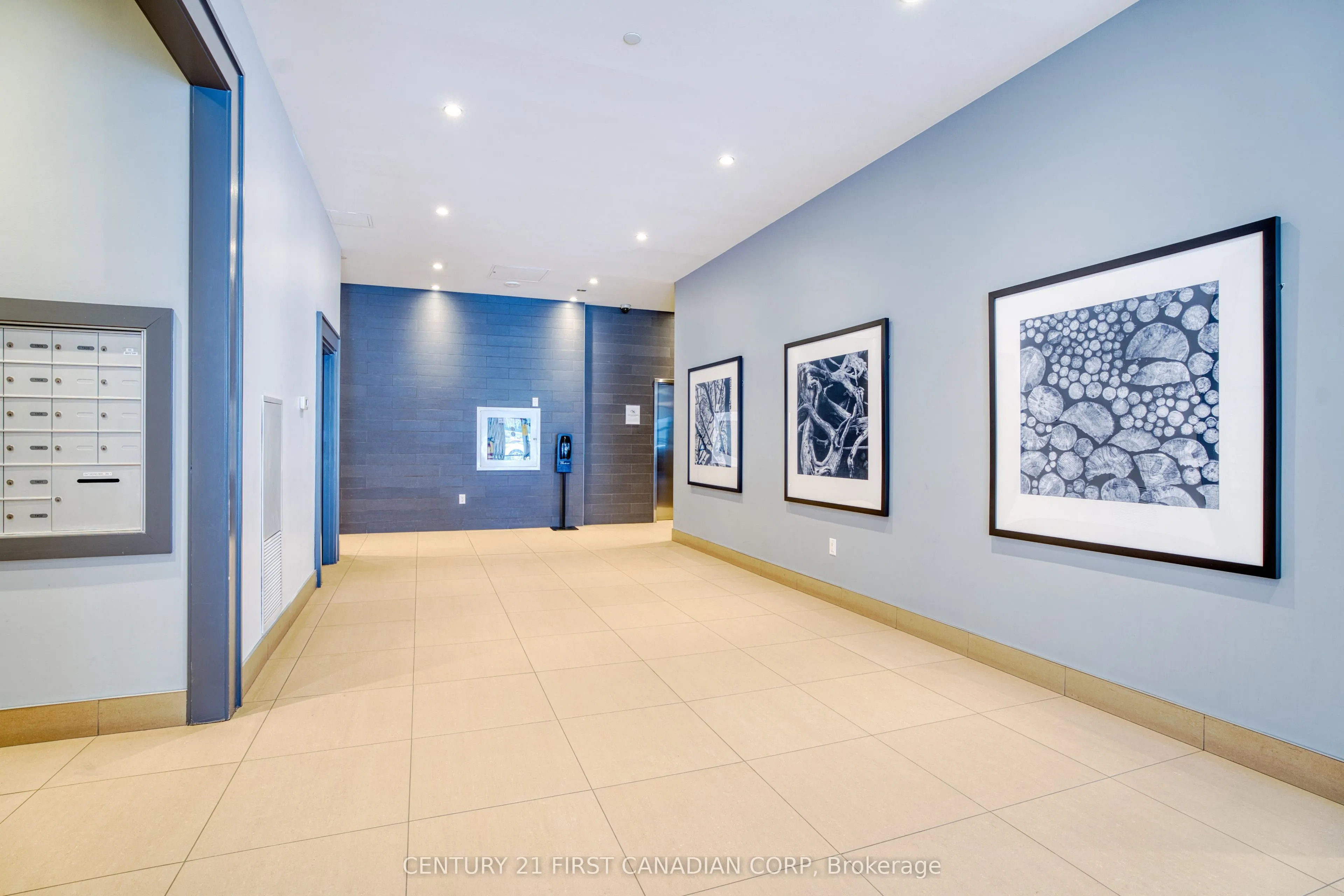 240 Villagewalk Boulevard #812