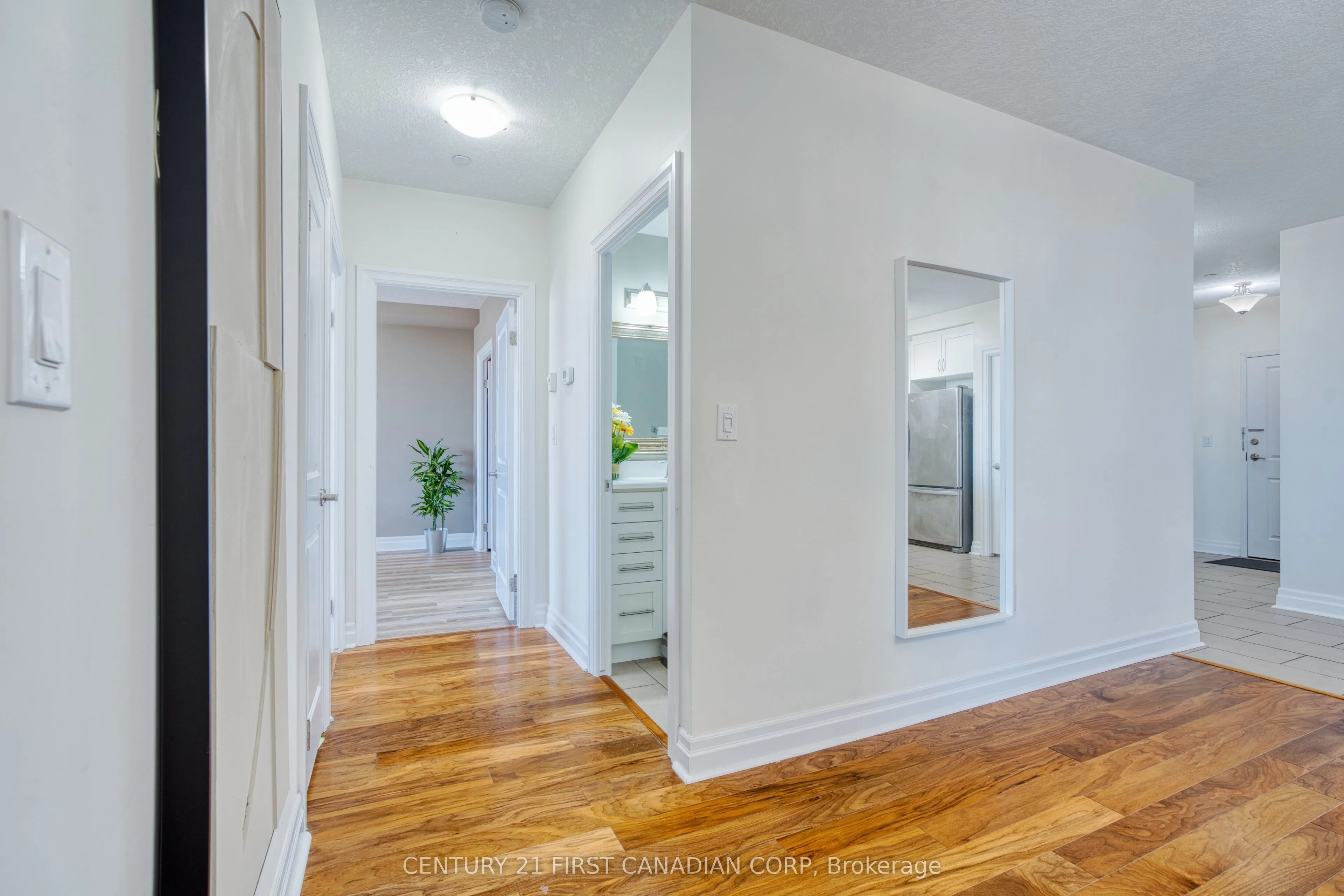 240 Villagewalk Boulevard #812