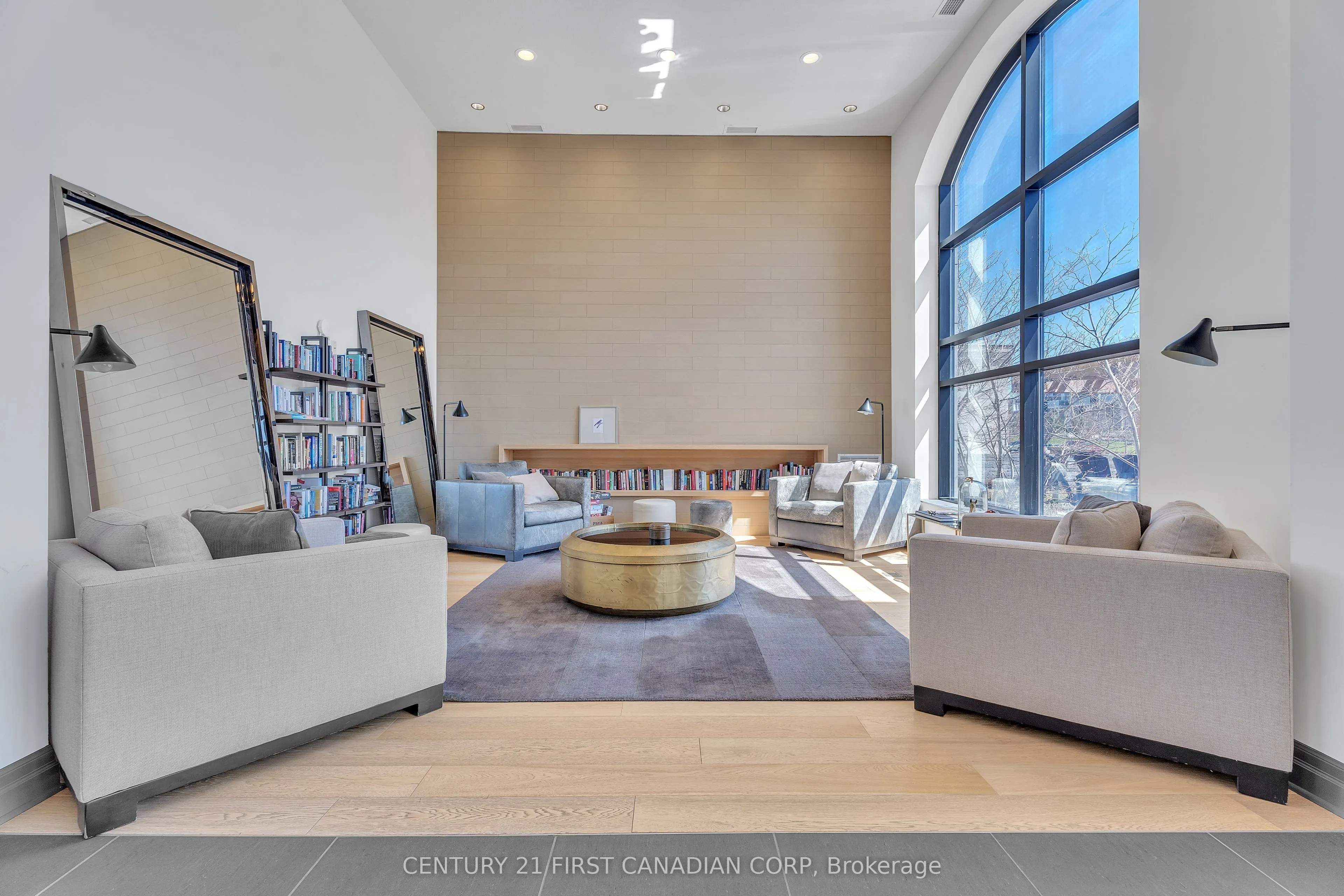 240 Villagewalk Boulevard #812
