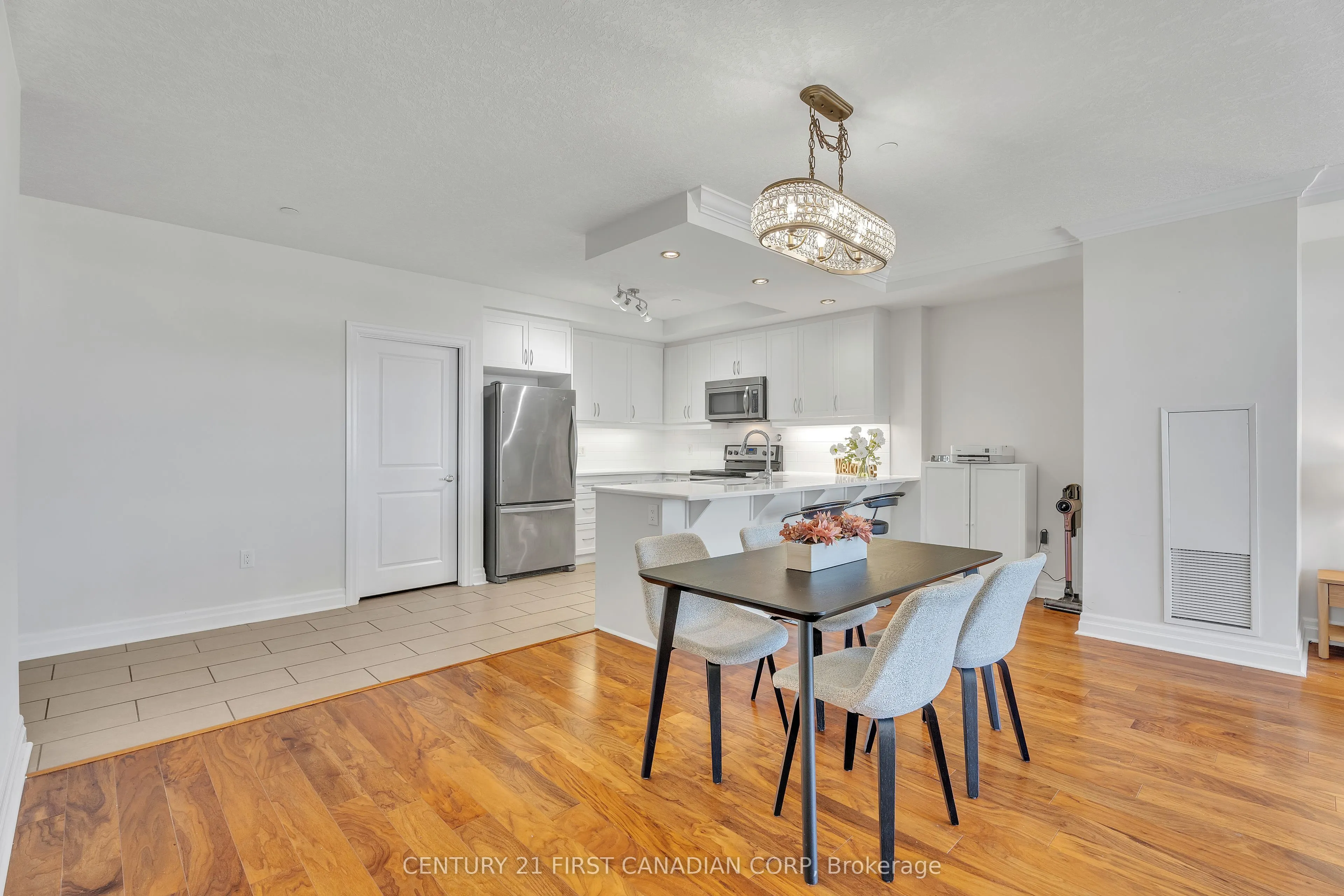 240 Villagewalk Boulevard #812