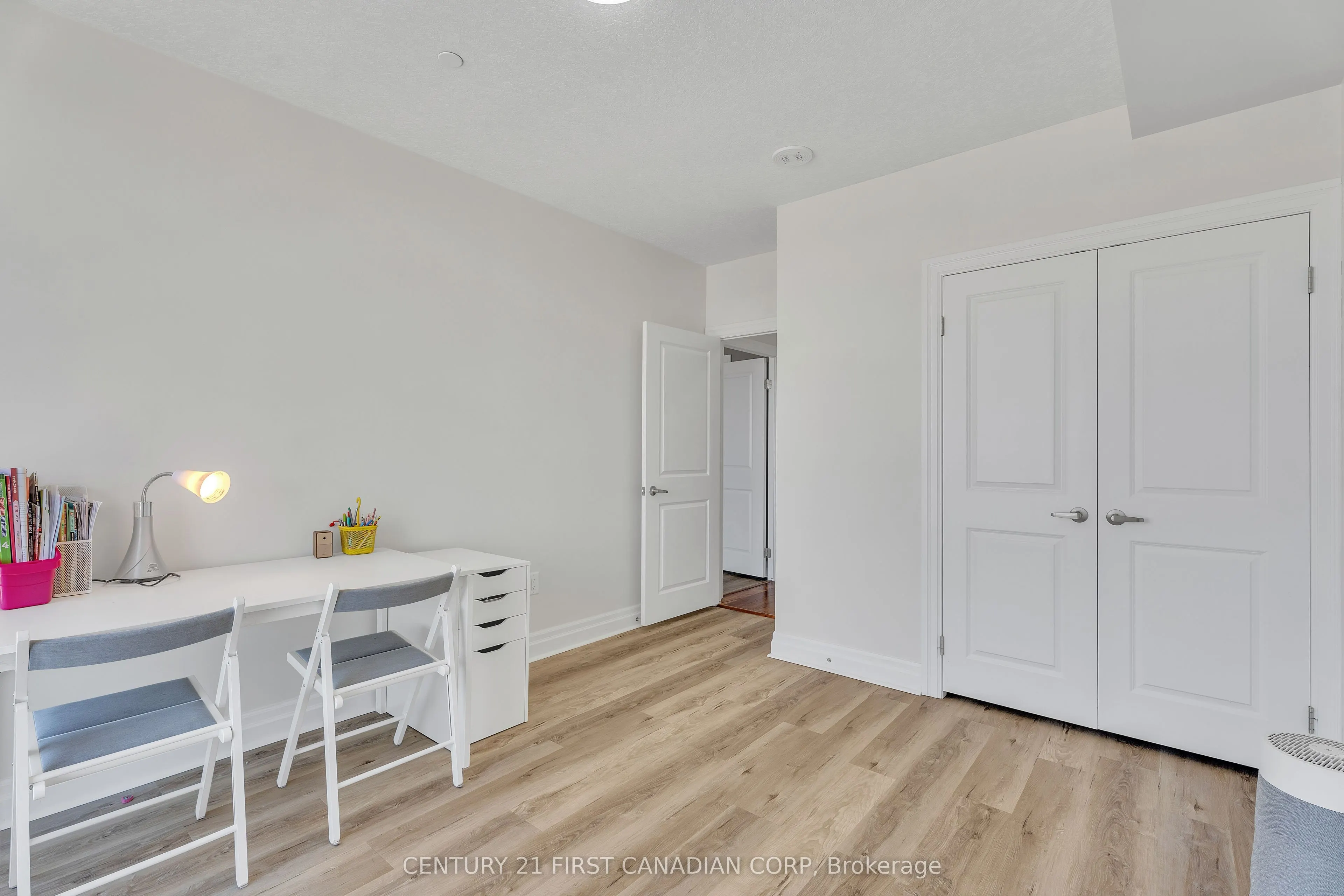 240 Villagewalk Boulevard #812
