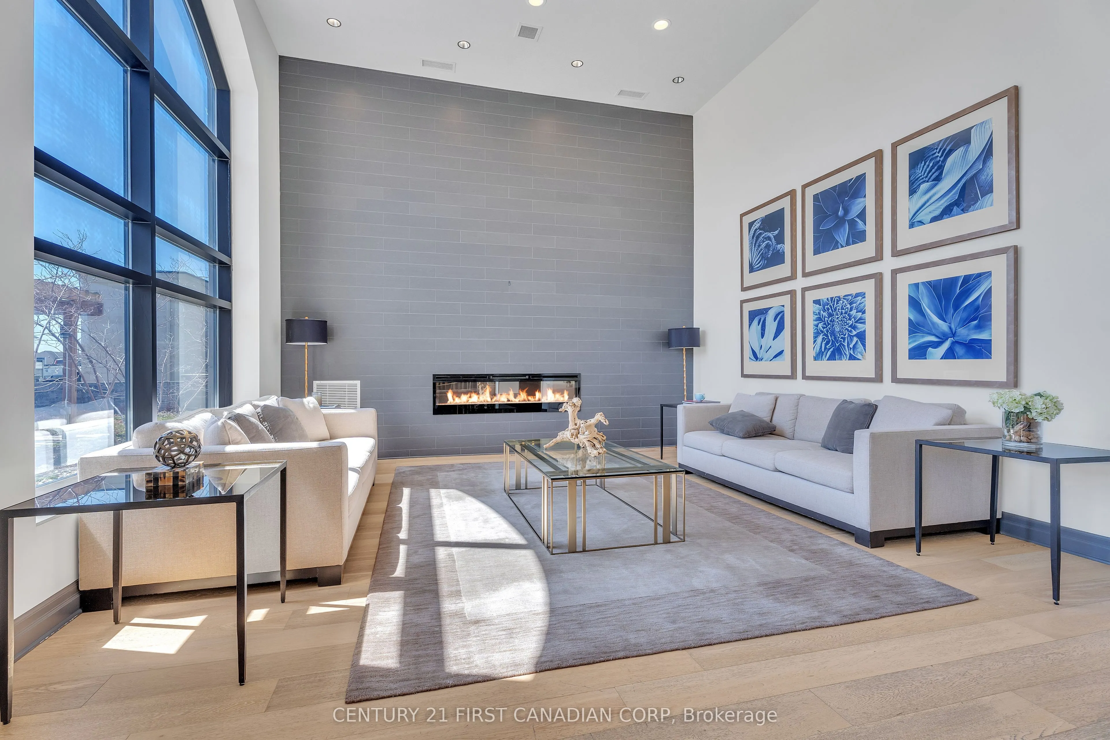 240 Villagewalk Boulevard #812