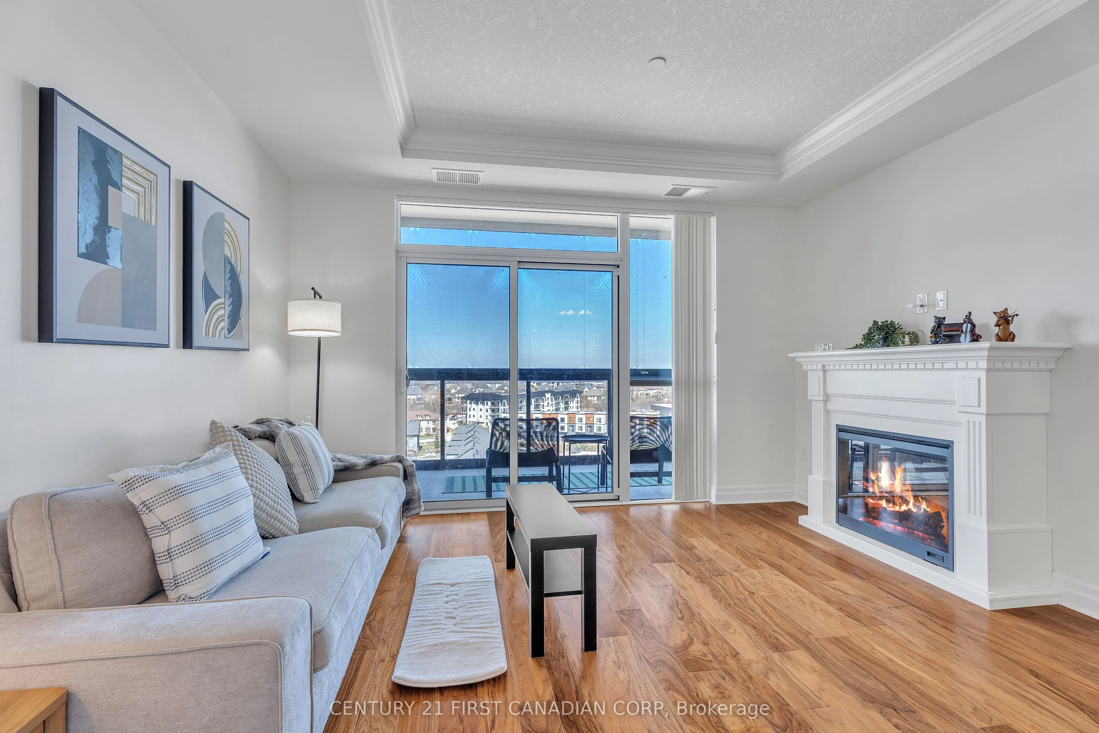 240 Villagewalk Boulevard #812