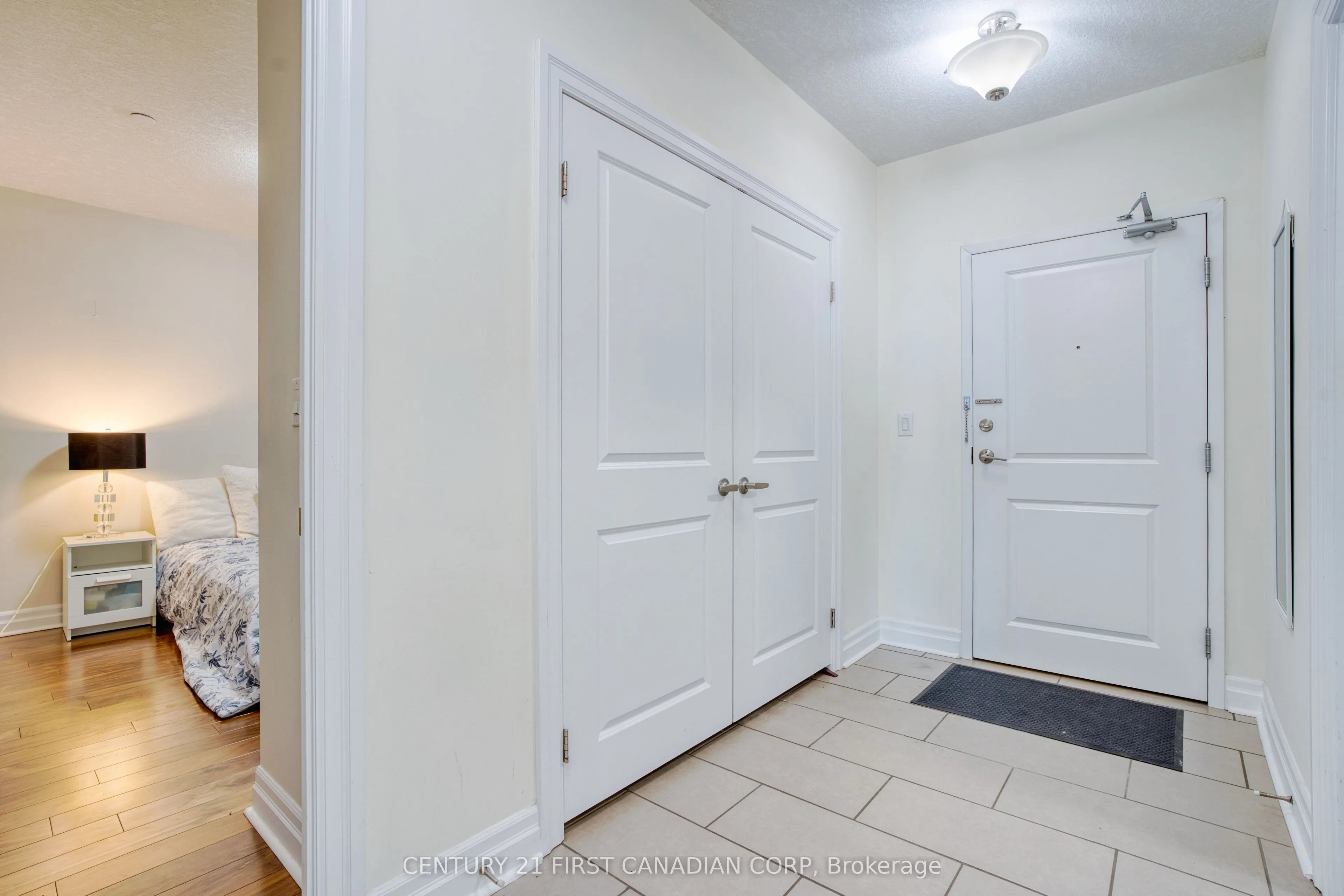 240 Villagewalk Boulevard #812