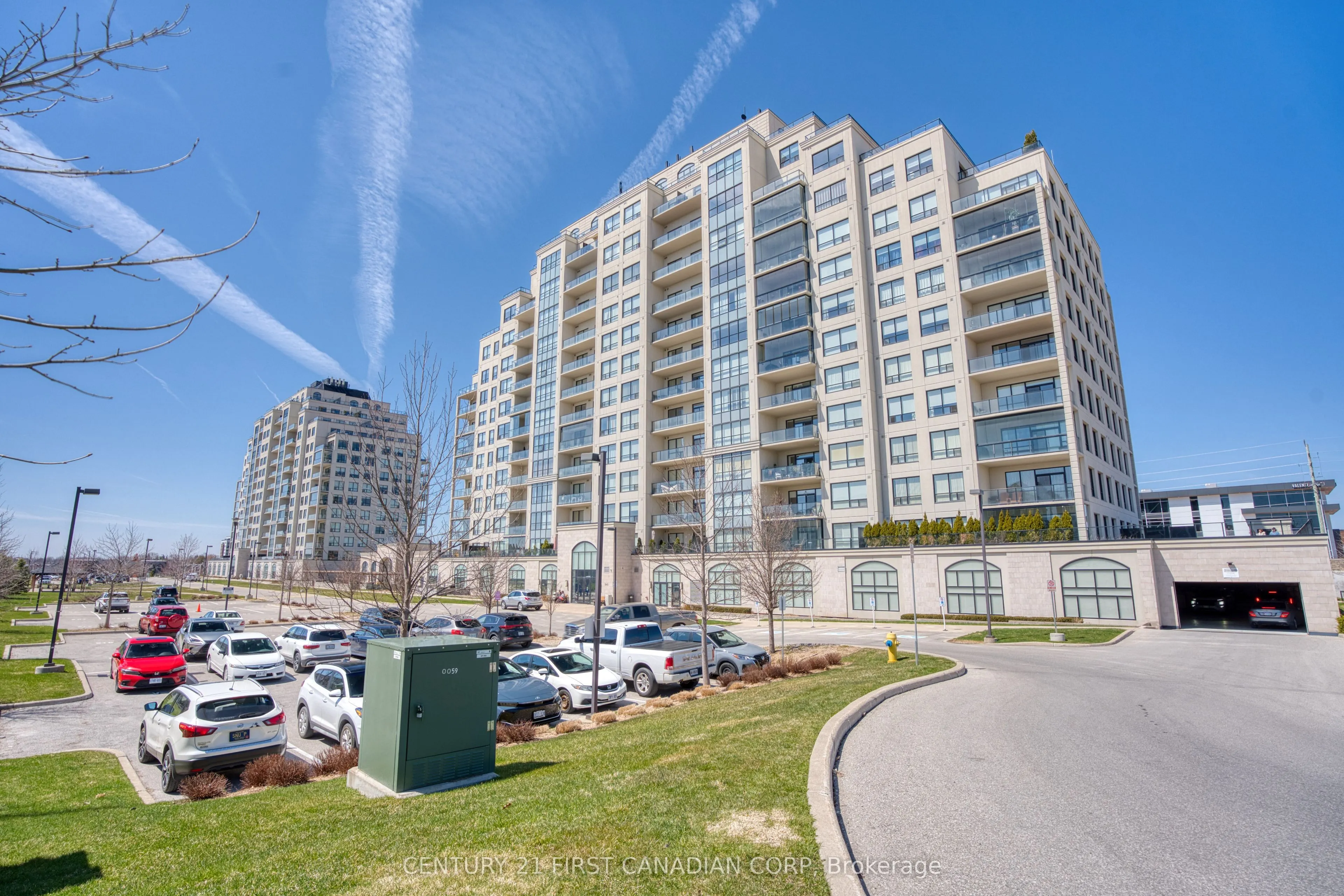 240 Villagewalk Boulevard #812