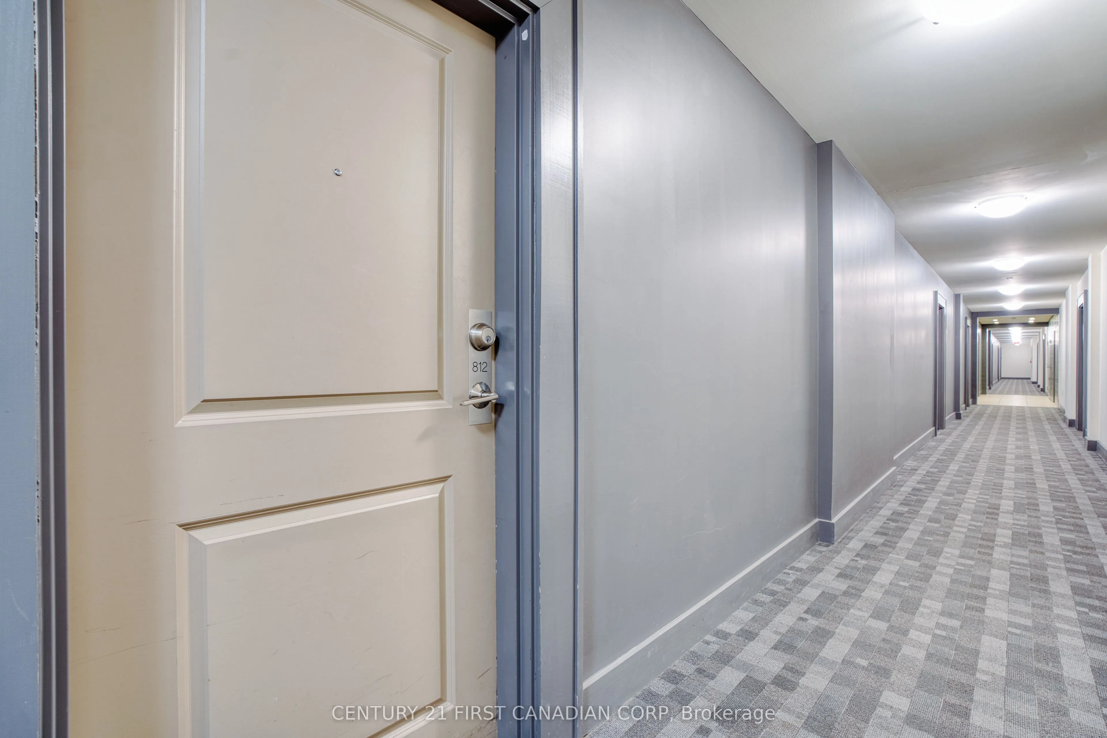 240 Villagewalk Boulevard #812