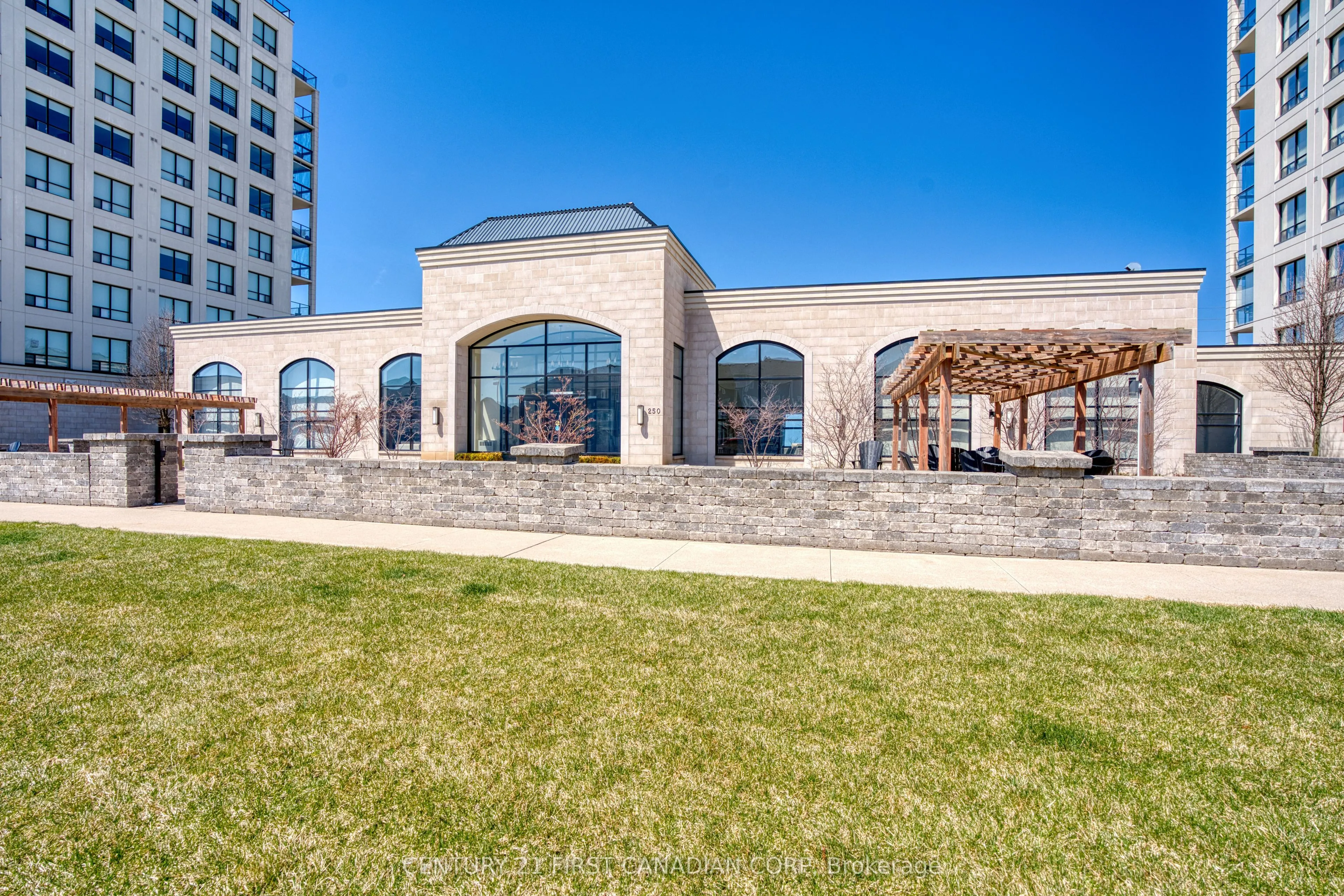 240 Villagewalk Boulevard #812