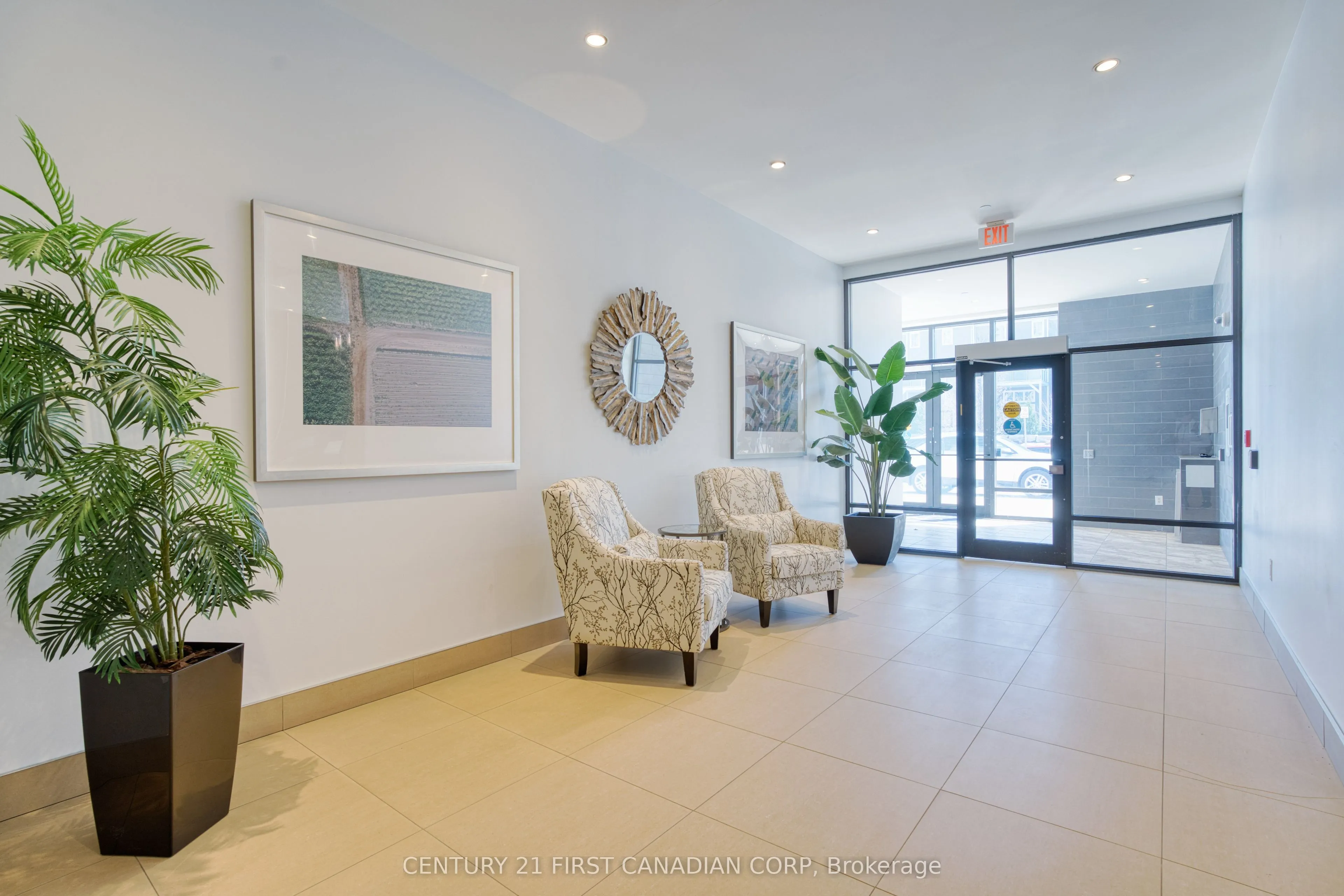 240 Villagewalk Boulevard #812