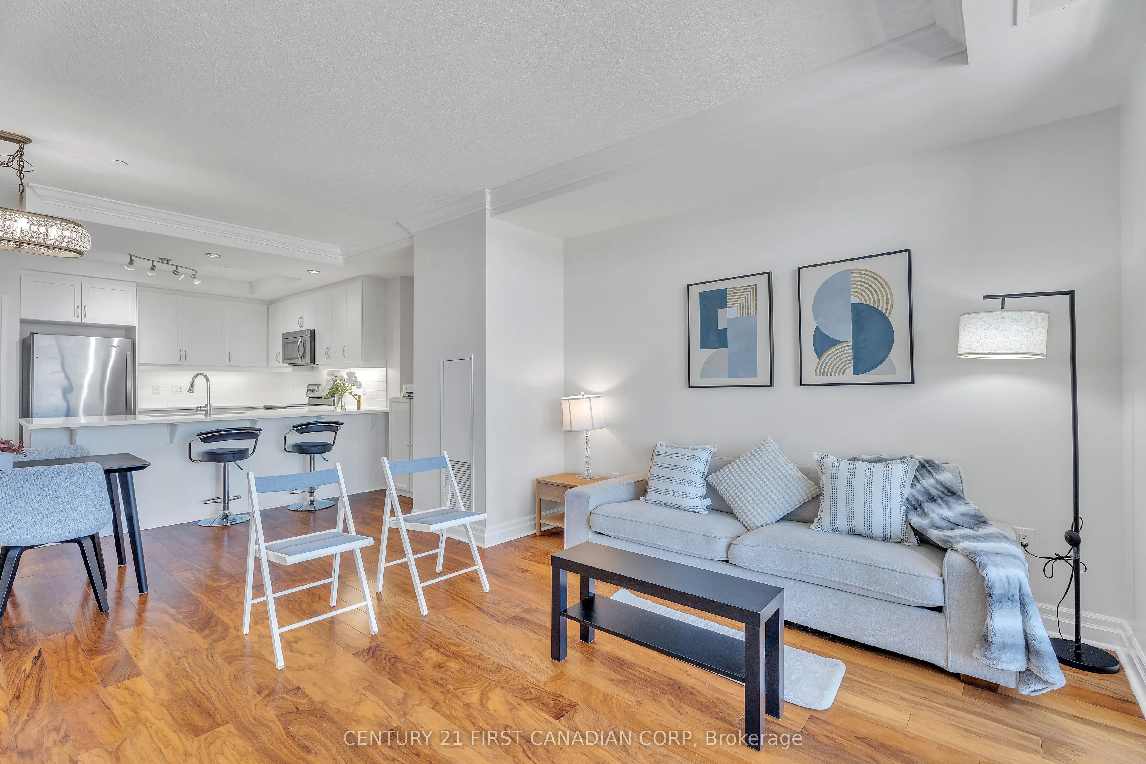 240 Villagewalk Boulevard #812