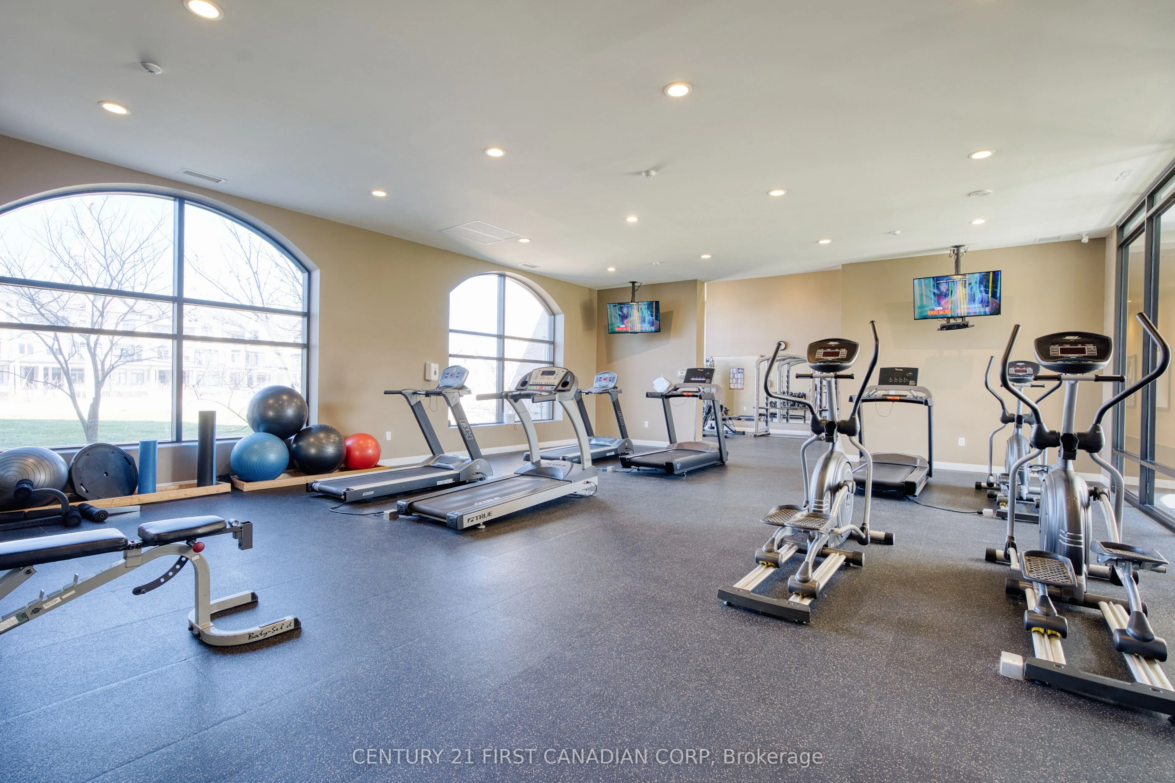 240 Villagewalk Boulevard #812