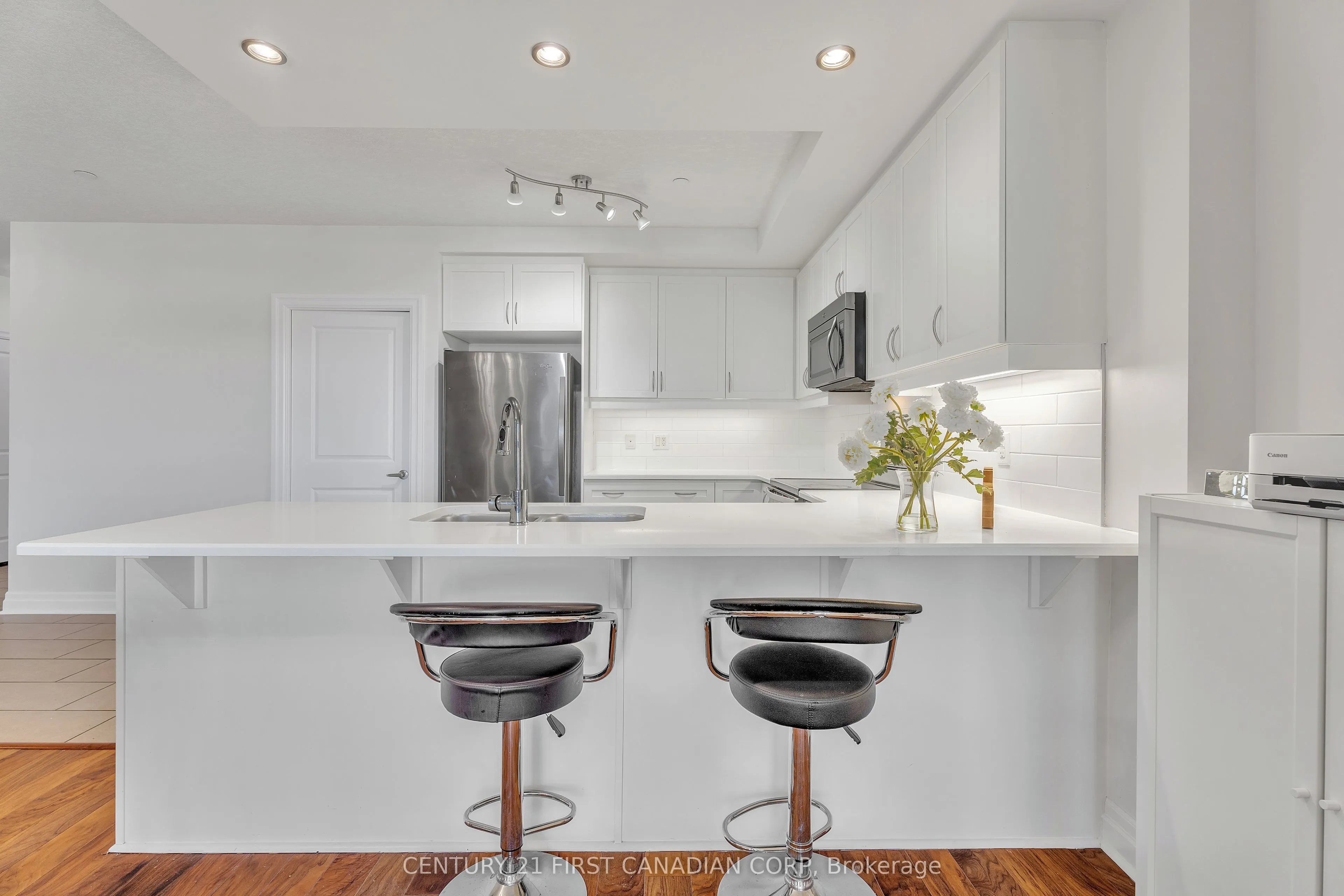 240 Villagewalk Boulevard #812