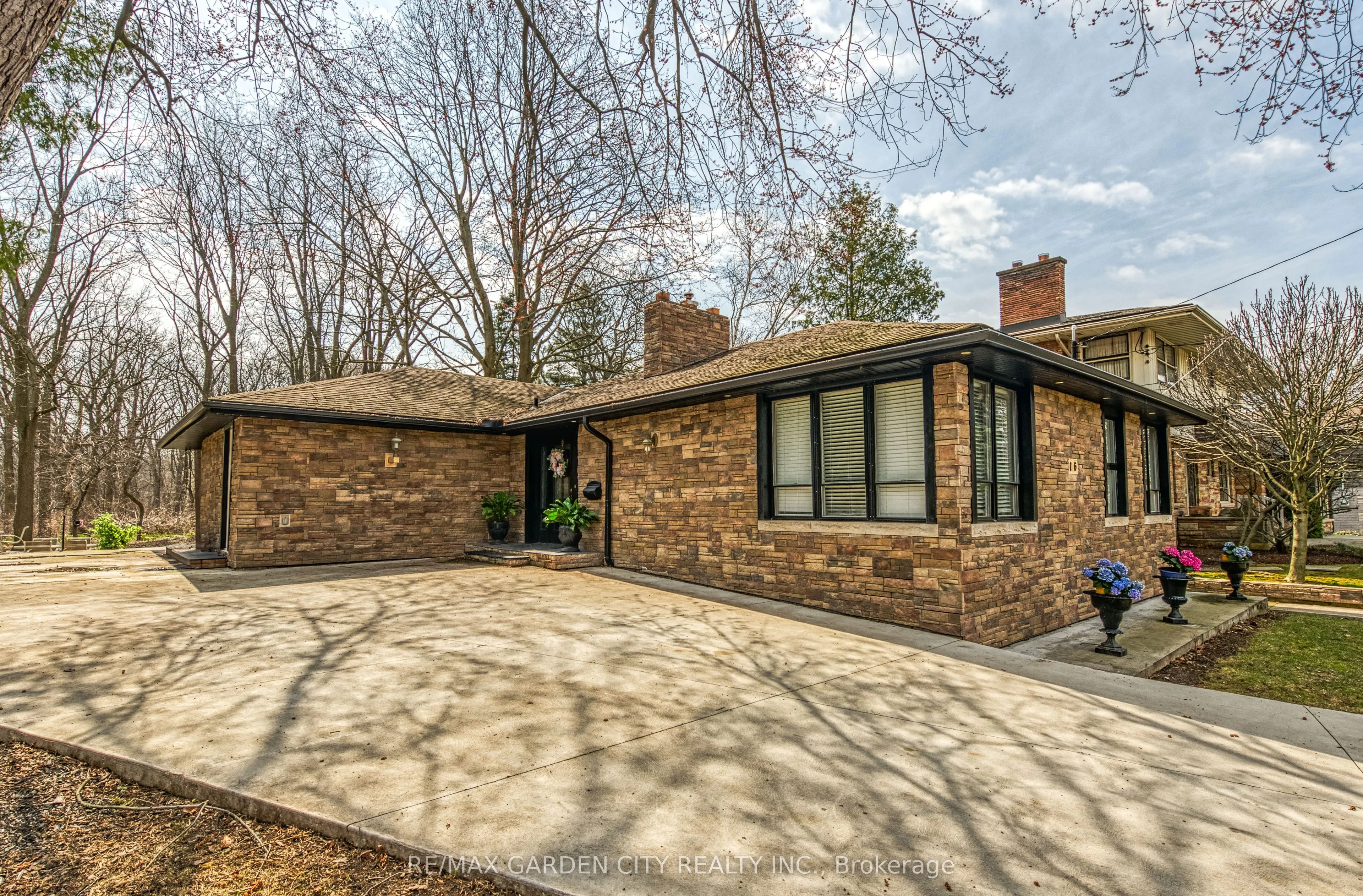 16 Freeland Court