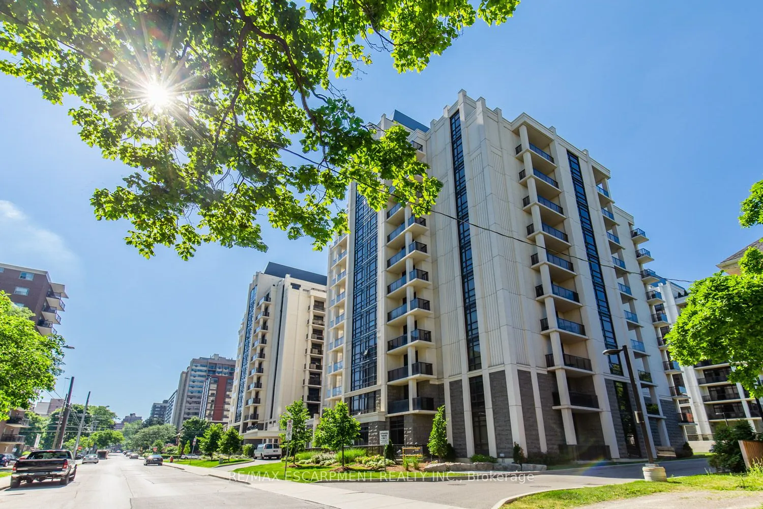 81 Robinson Street, #301