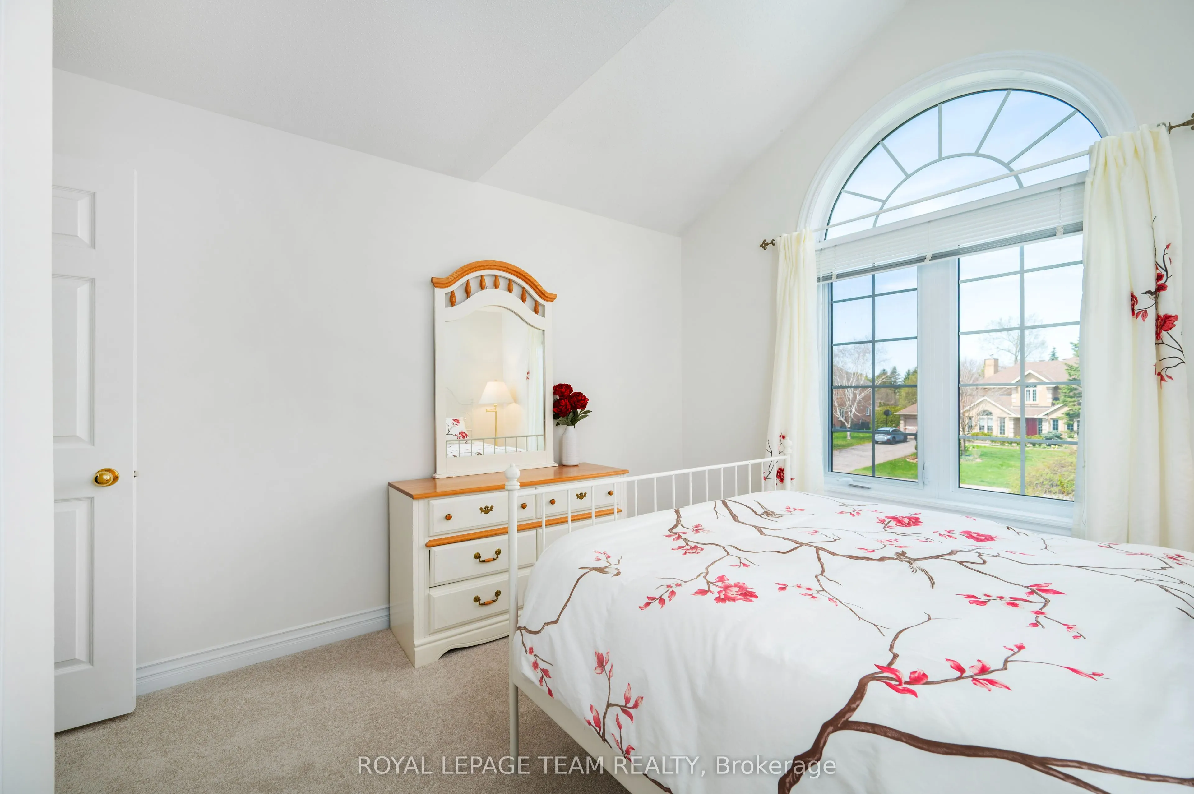 5530 Pettapiece Crescent