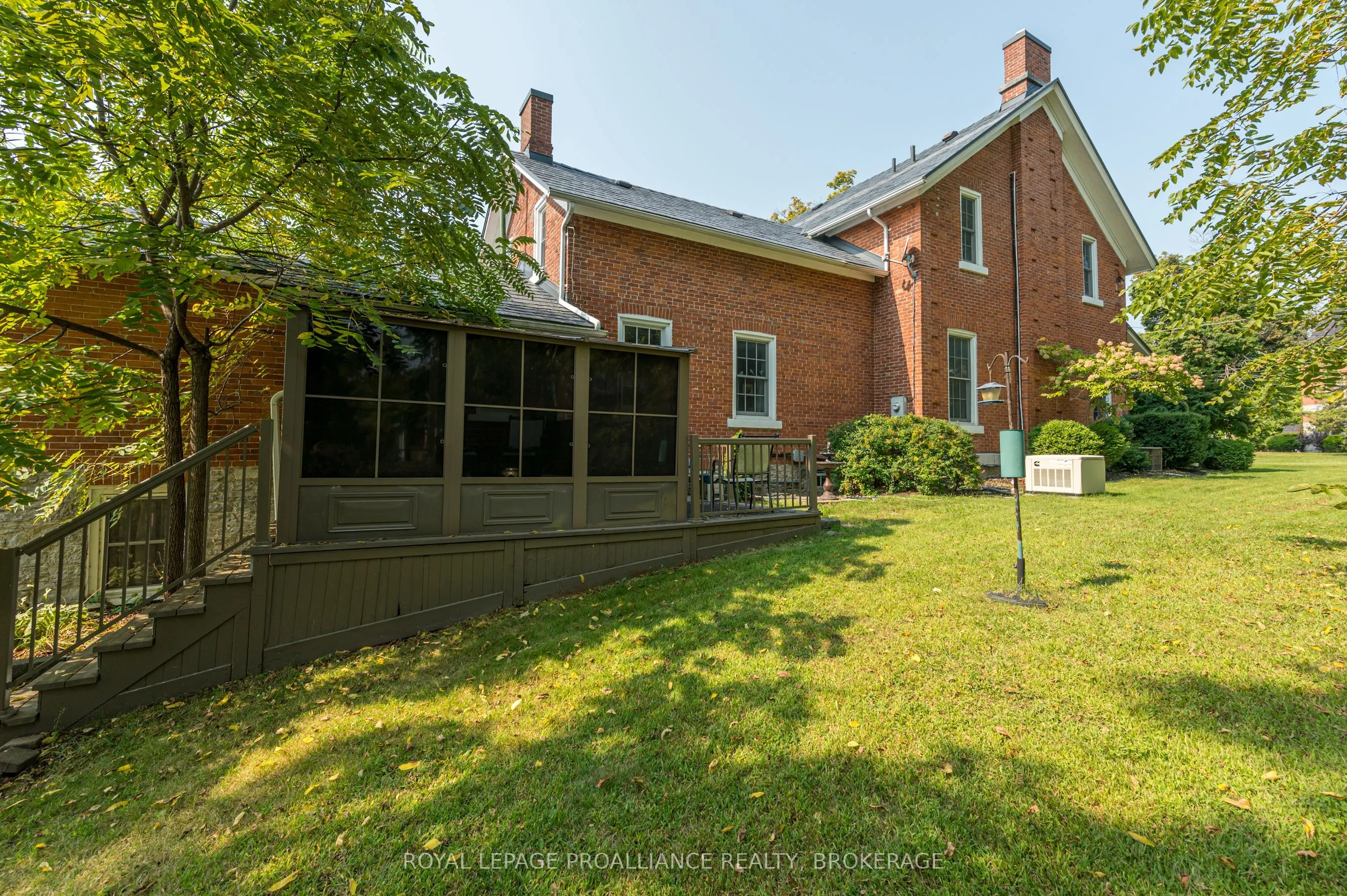 232 Dundas Street W