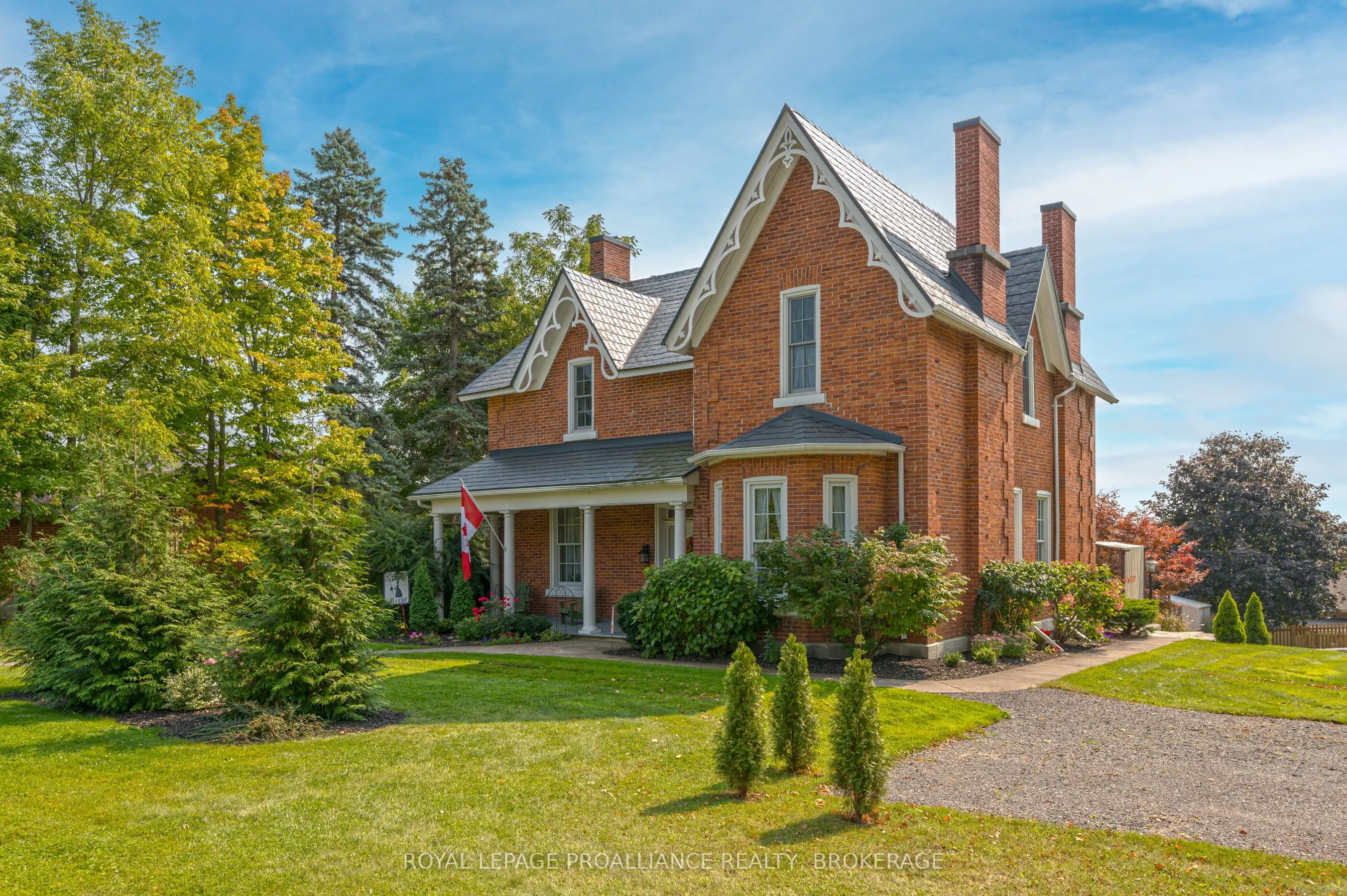 232 Dundas Street W